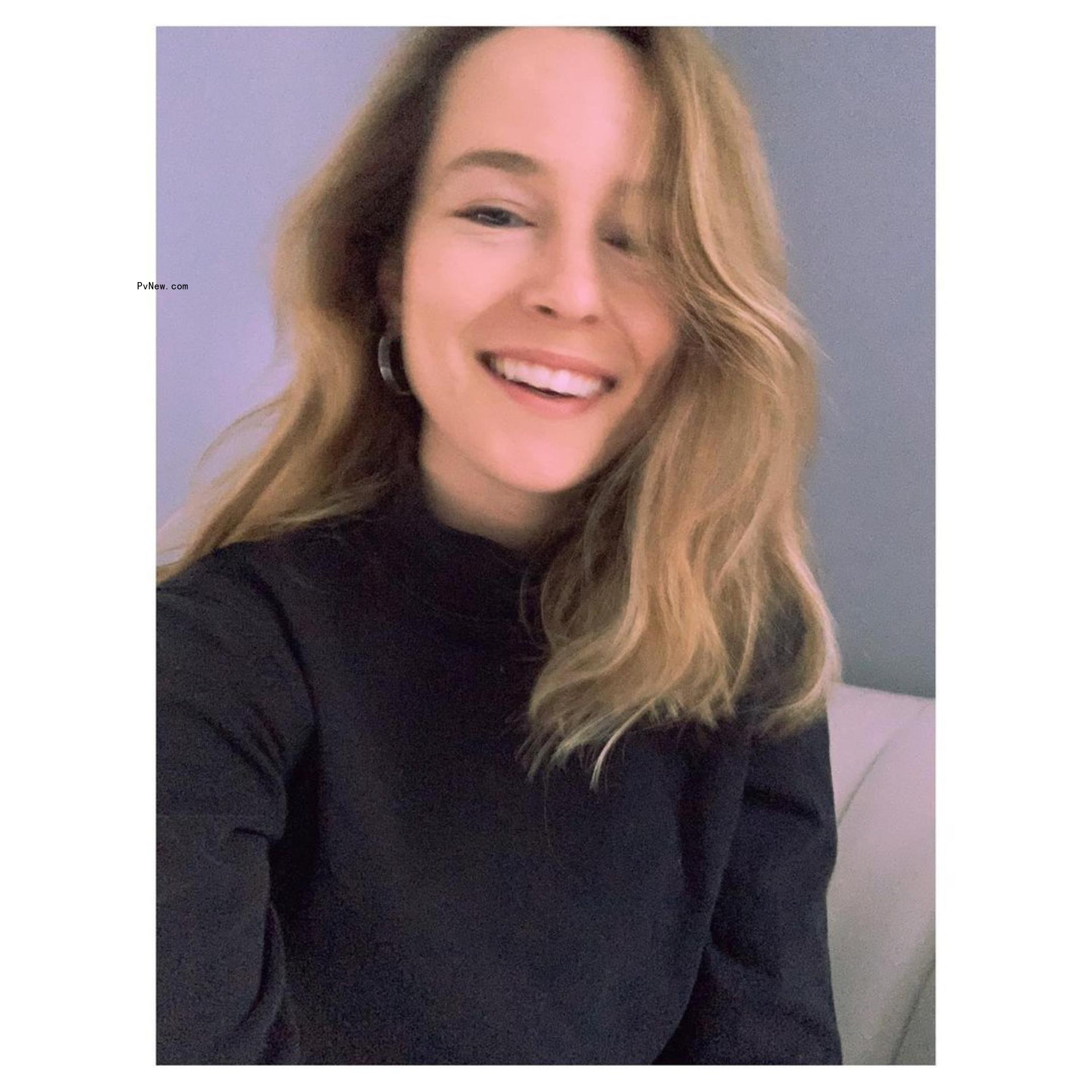 Bridgit Mendler selfie.