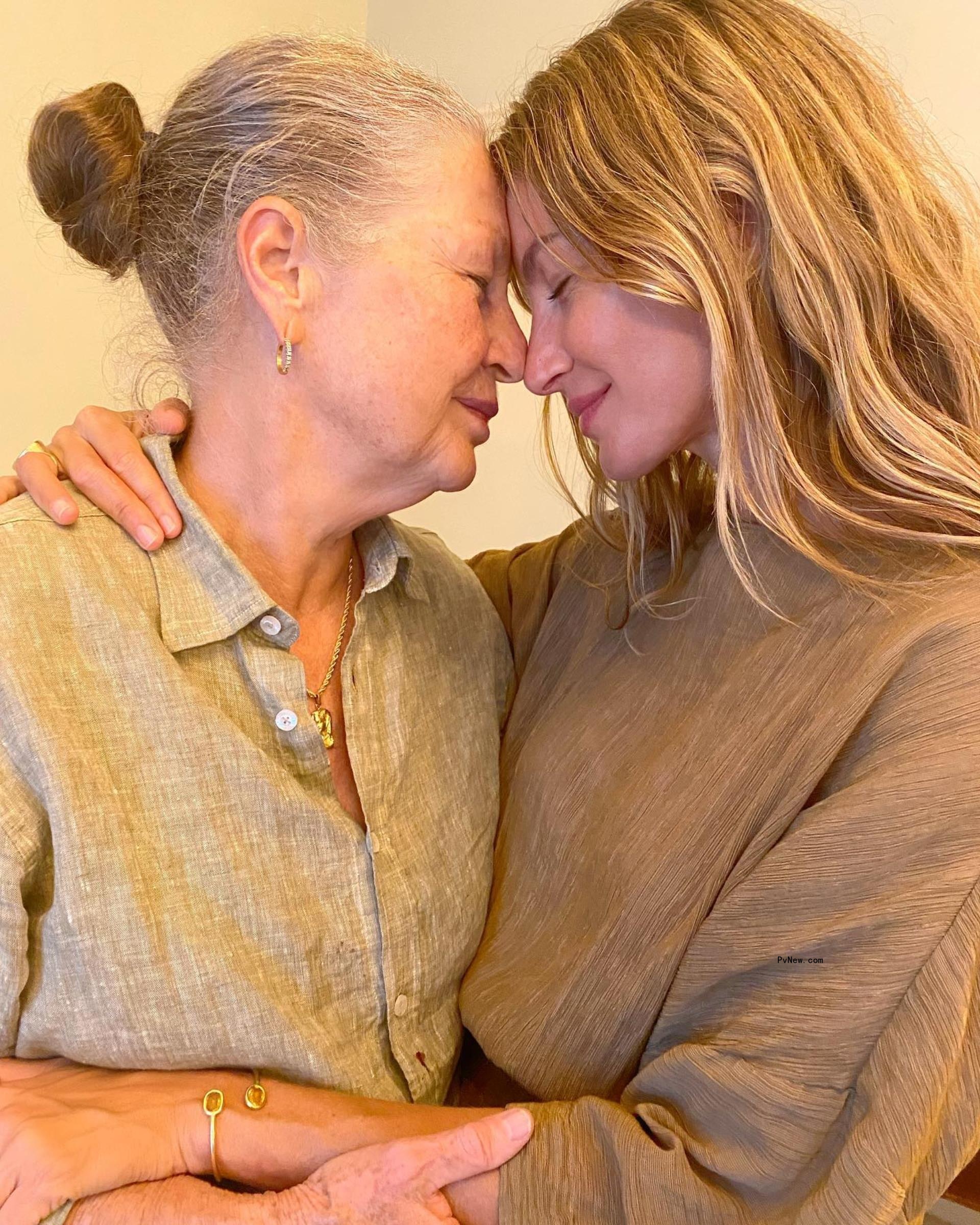 Gisele Bundchen and her late mother, Vania No<i></i>nnenmacher in a forehead to forehead pose