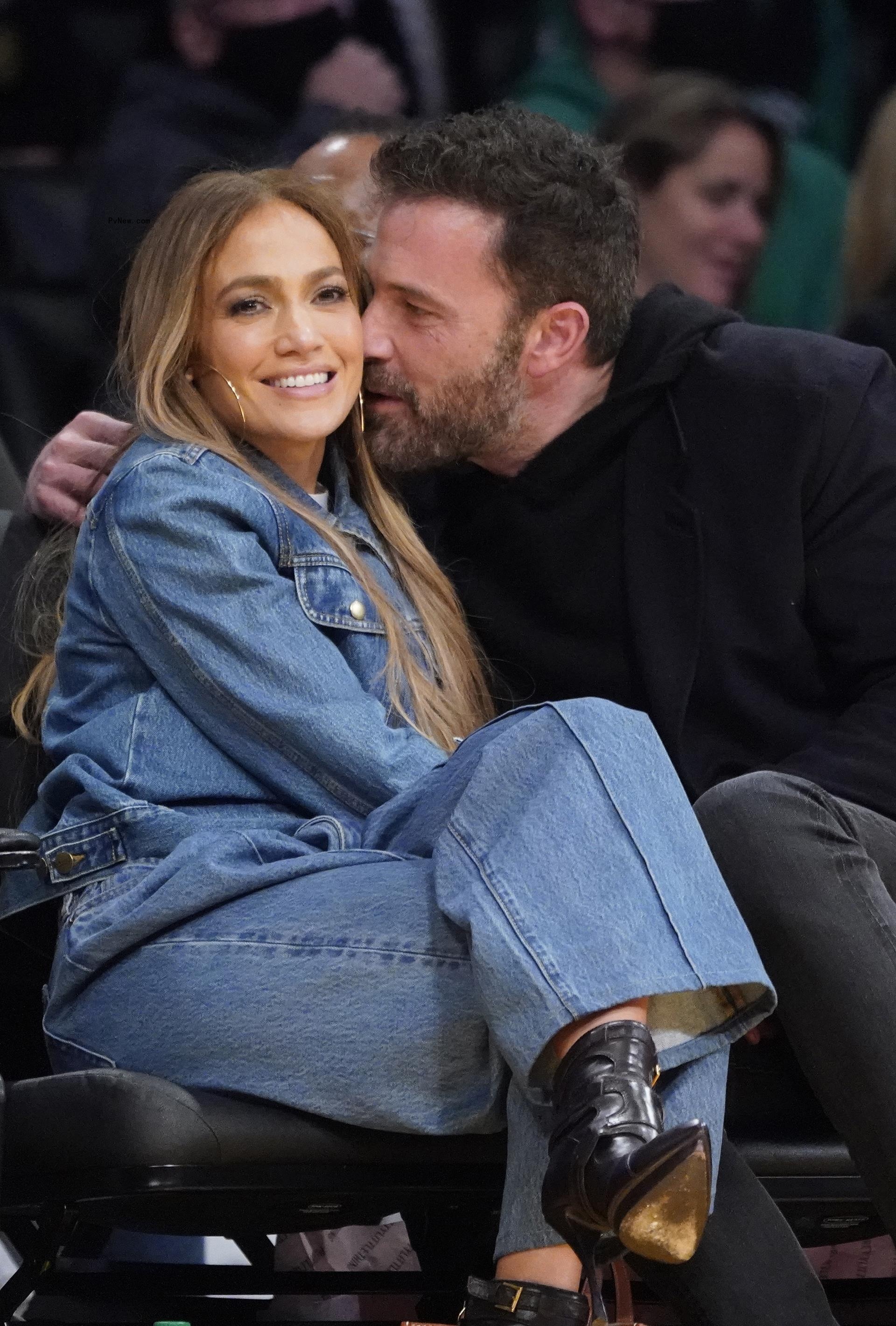 Jennifer Lopez and Ben Affleck at a Lakers game.