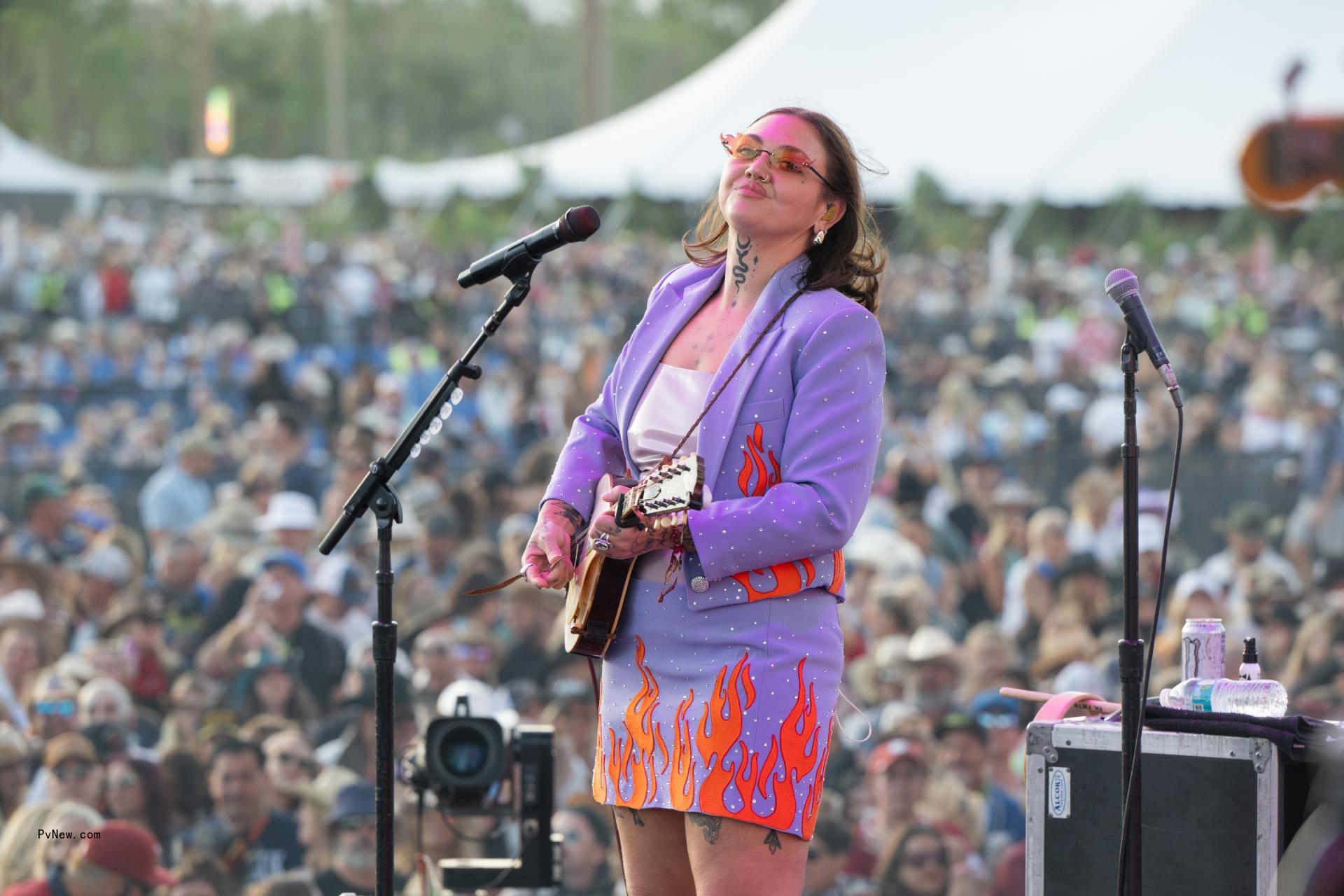 elle king performing