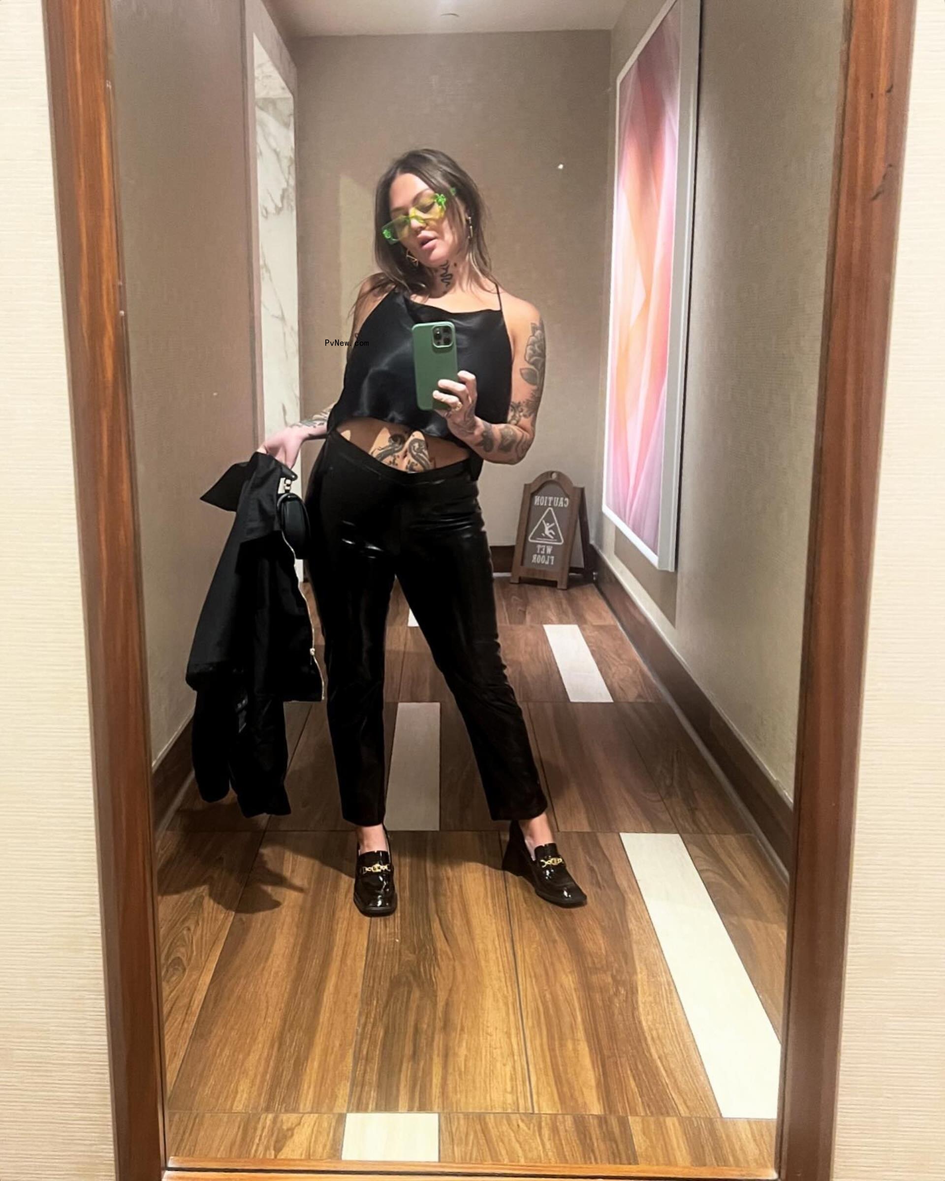 elle king mirror selfie