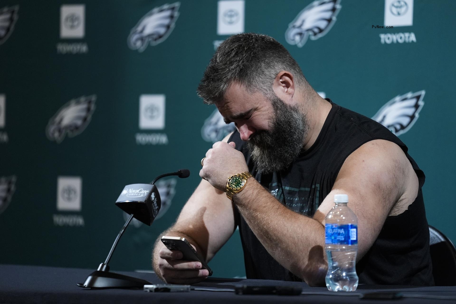 Jason Kelce announcing his retirement.