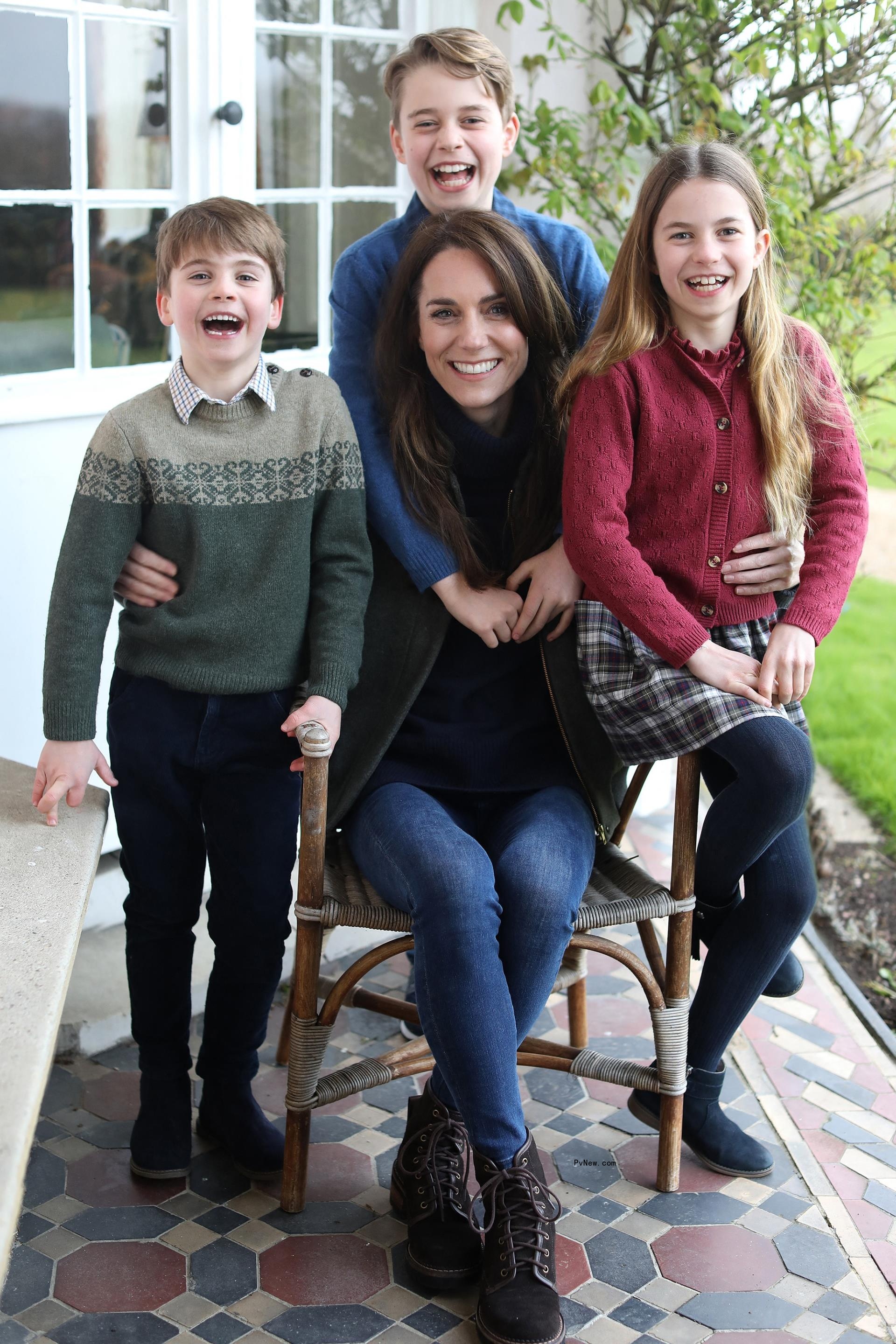 Kate Middleton with her kids in a Photoshopped photo. 