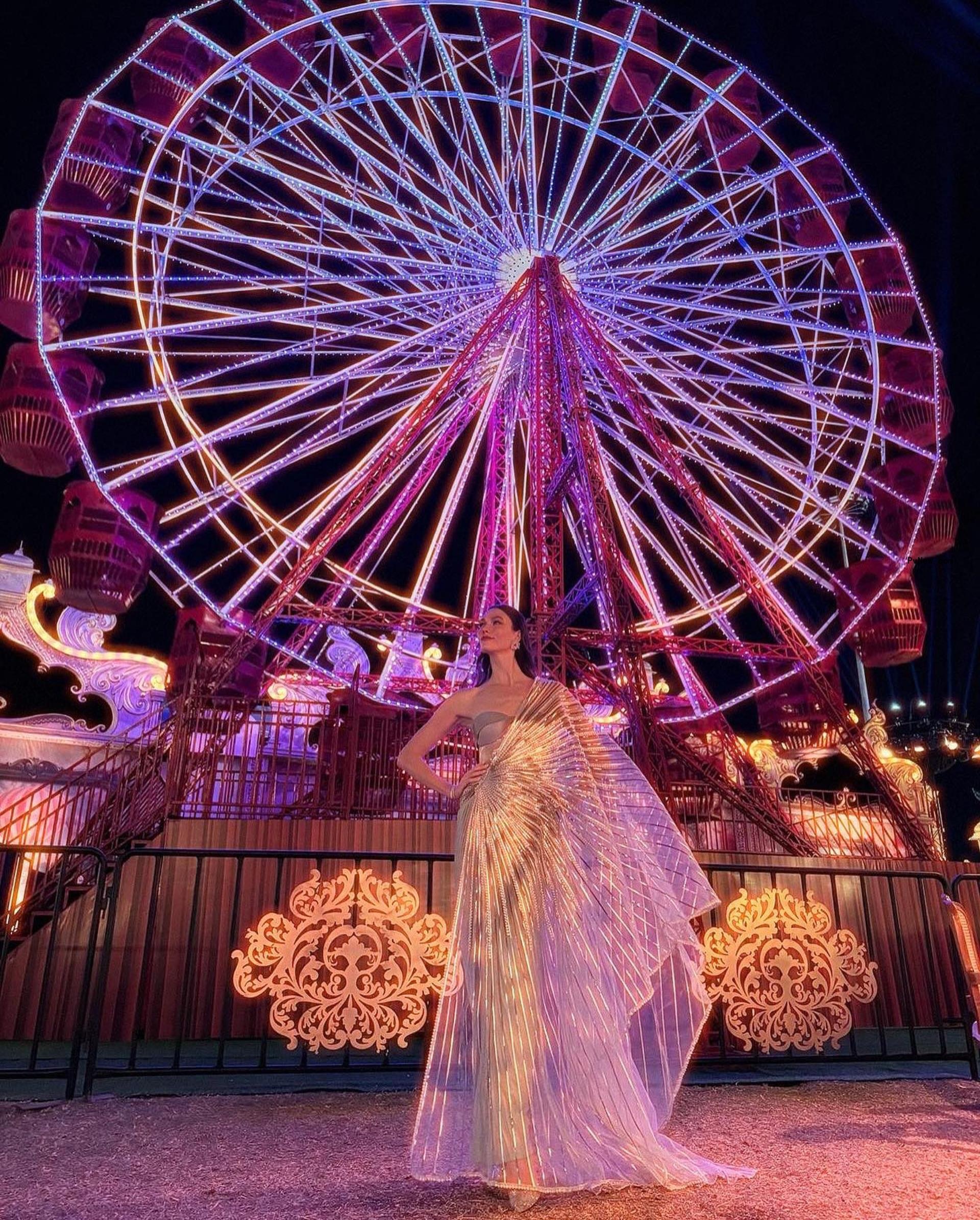 Karlie Kloss poses In a evening wears in India.