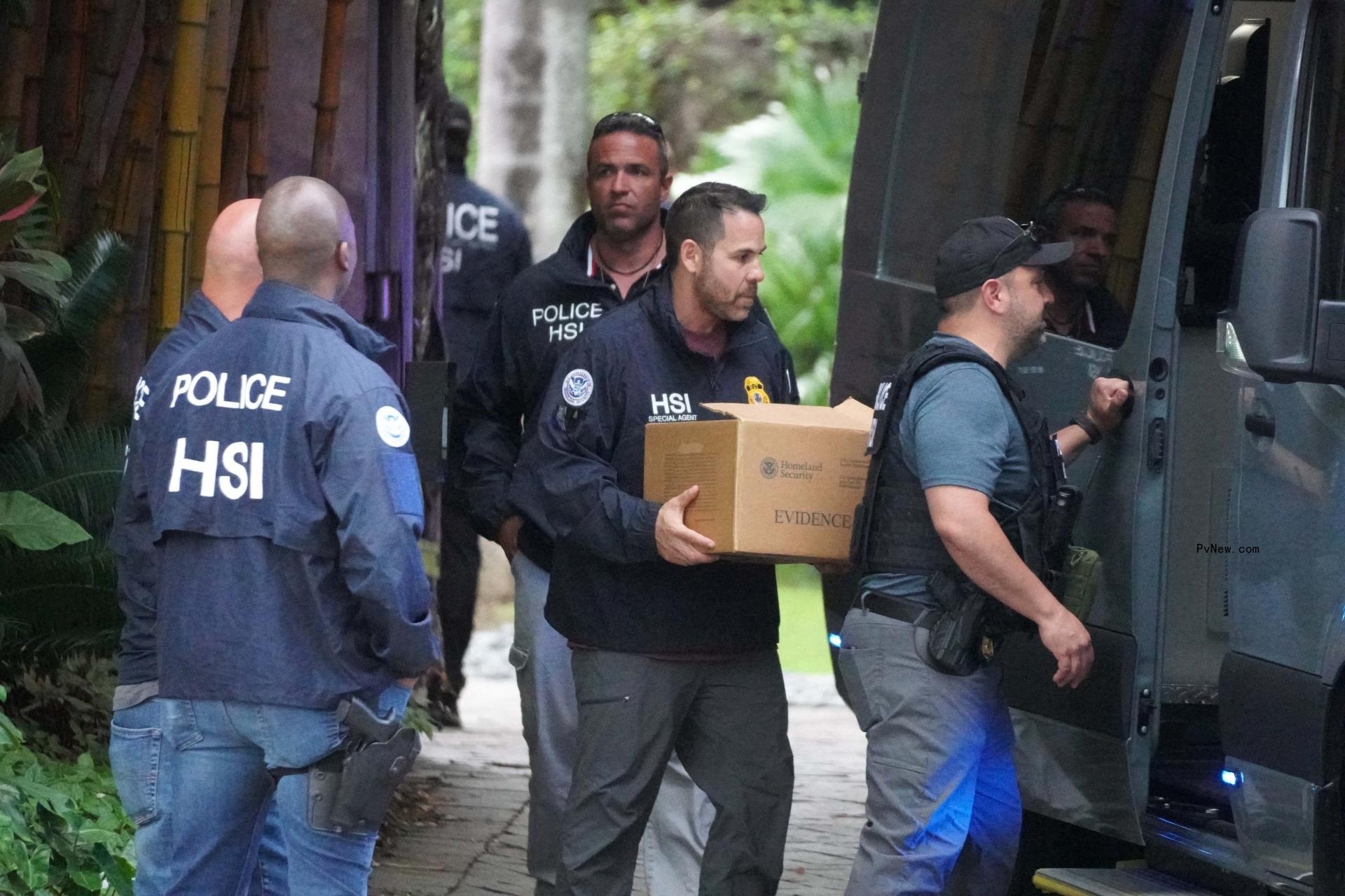 Federal agents 