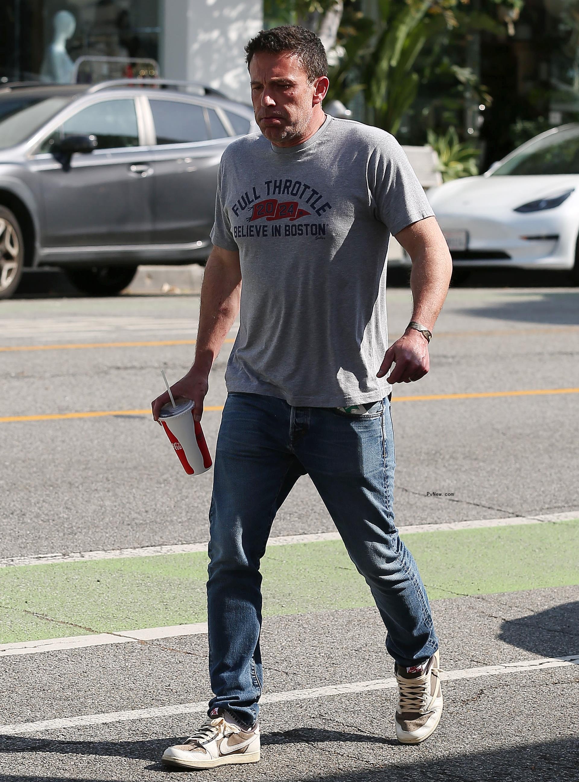 ben affleck carrying fountain soda
