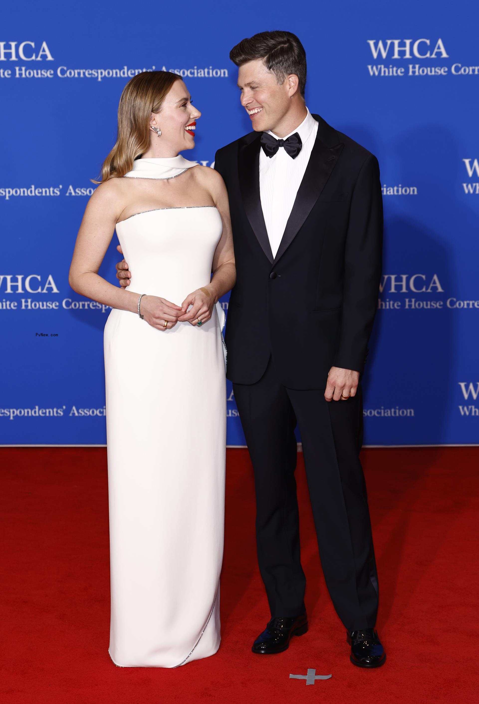 Colin Jost and Scarlett Johannson on a red carpet
