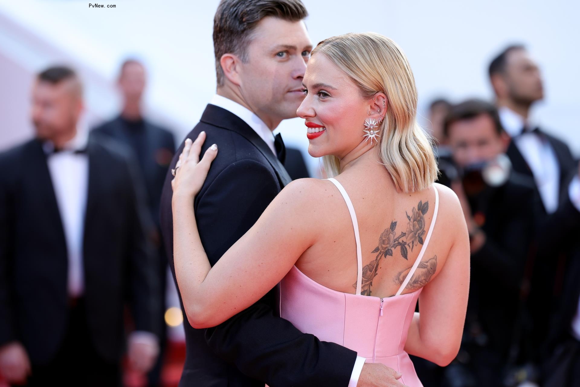 Colin Jost and Scarlett Johannson on a red carpet
