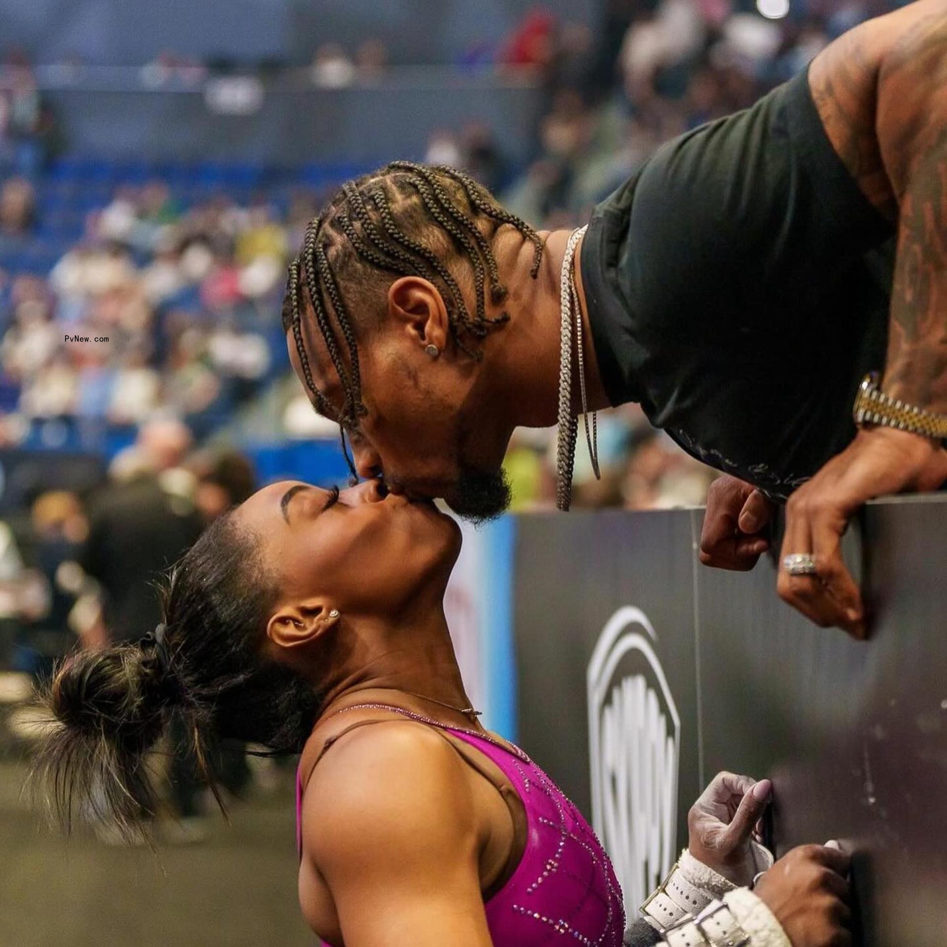Simone Biles and Jo<i></i>nathan Owens kissing