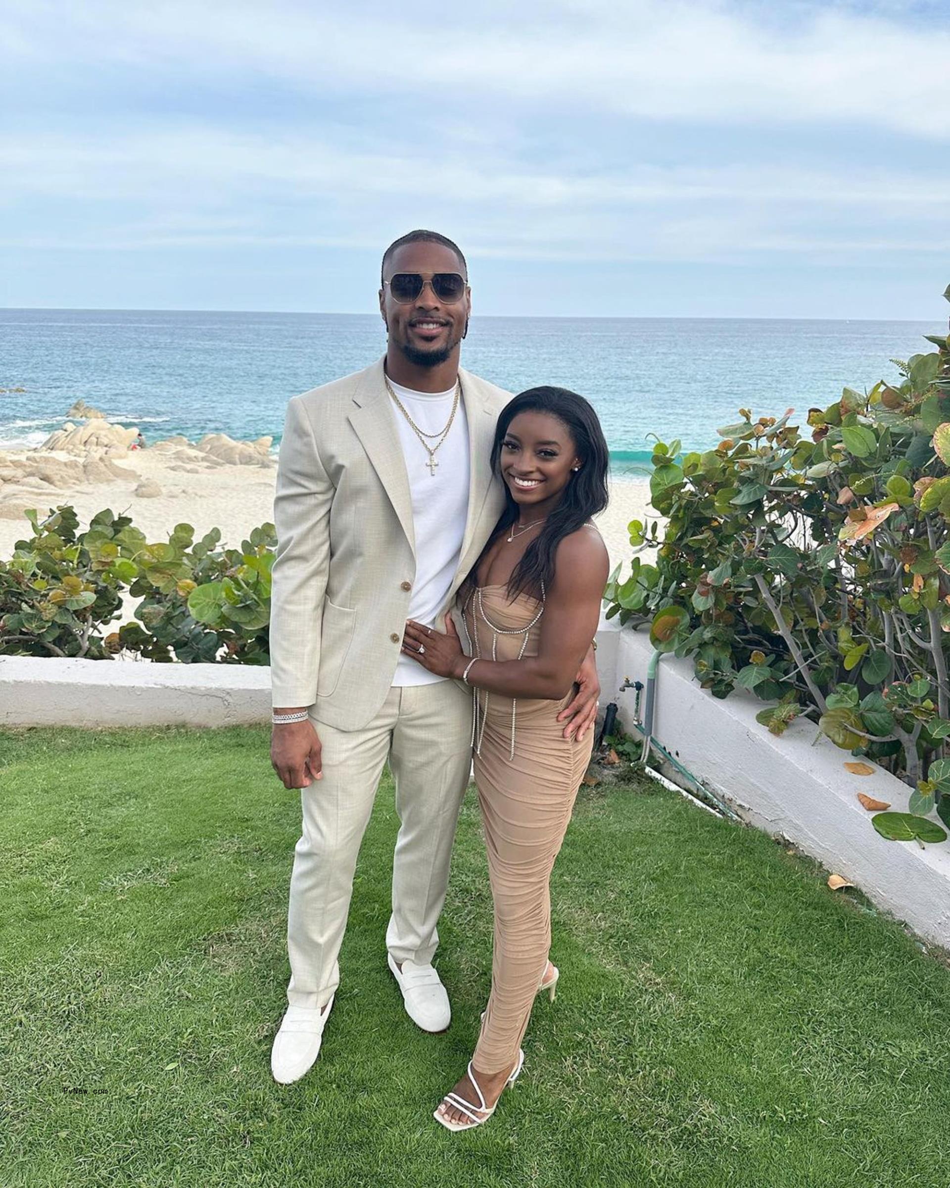 Simone Biles posing with Jo<i></i>nathan Owens