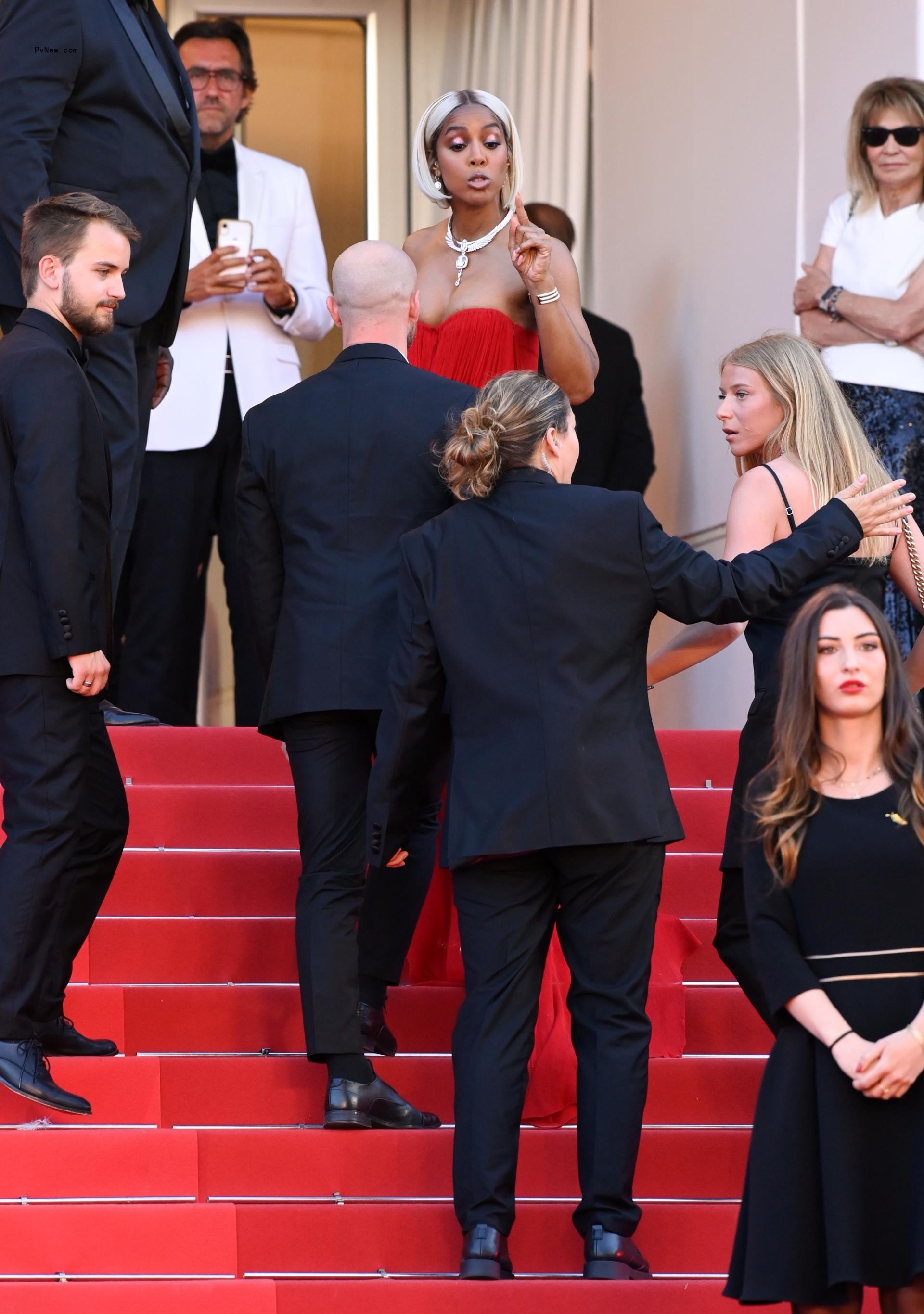 Kelly Rowland reprimanding security guard