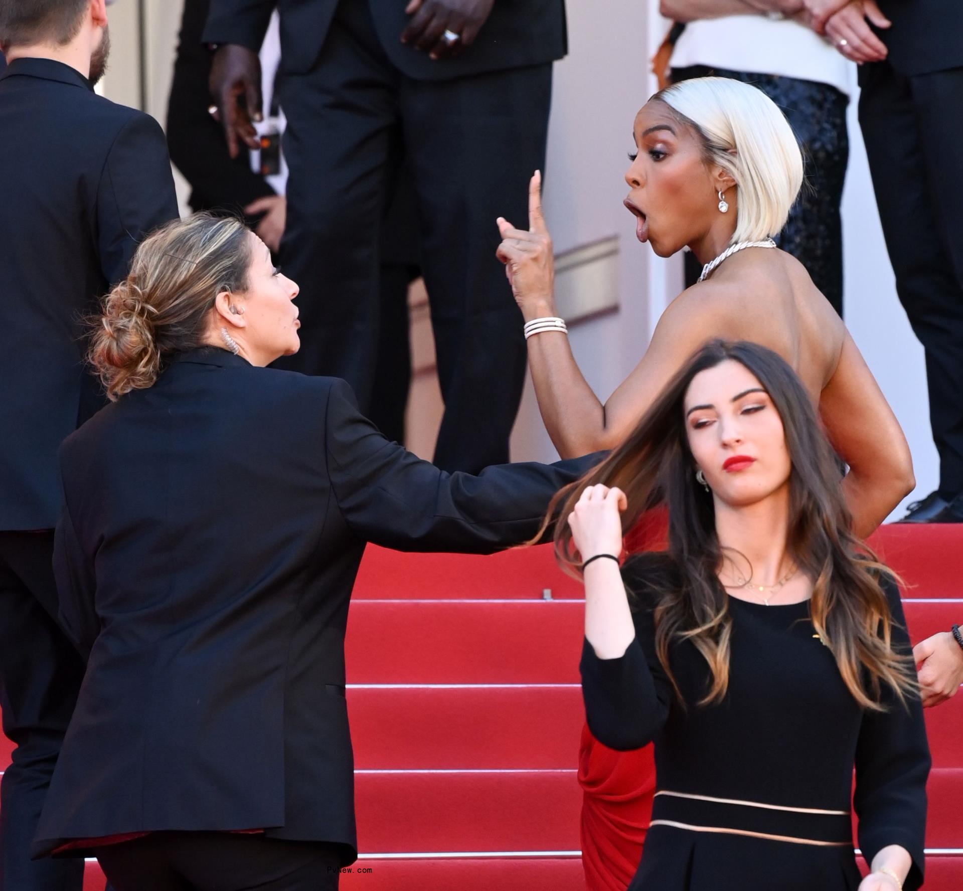 Kelly Rowland reprimanding security guard