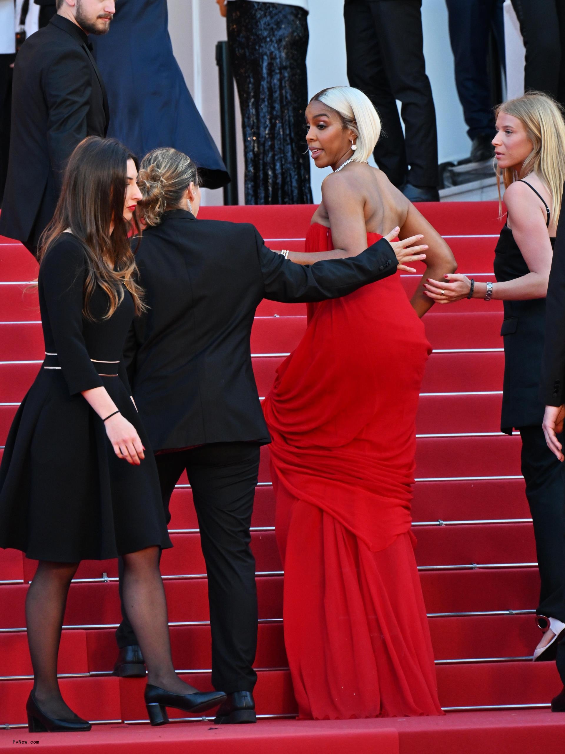 Kelly Rowland telling off guard on Cannes red carpet.