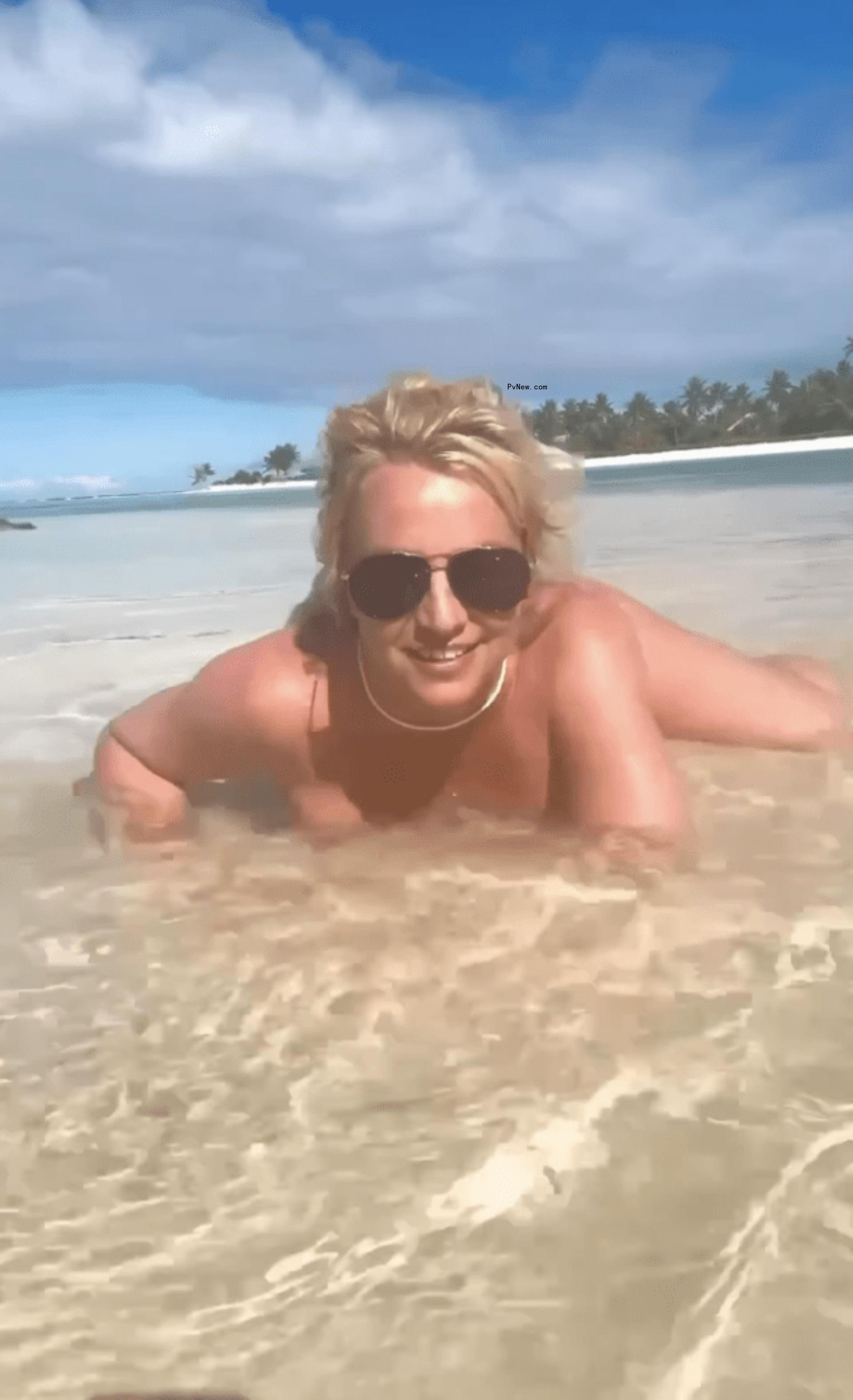 Britney Spears naked on the beach