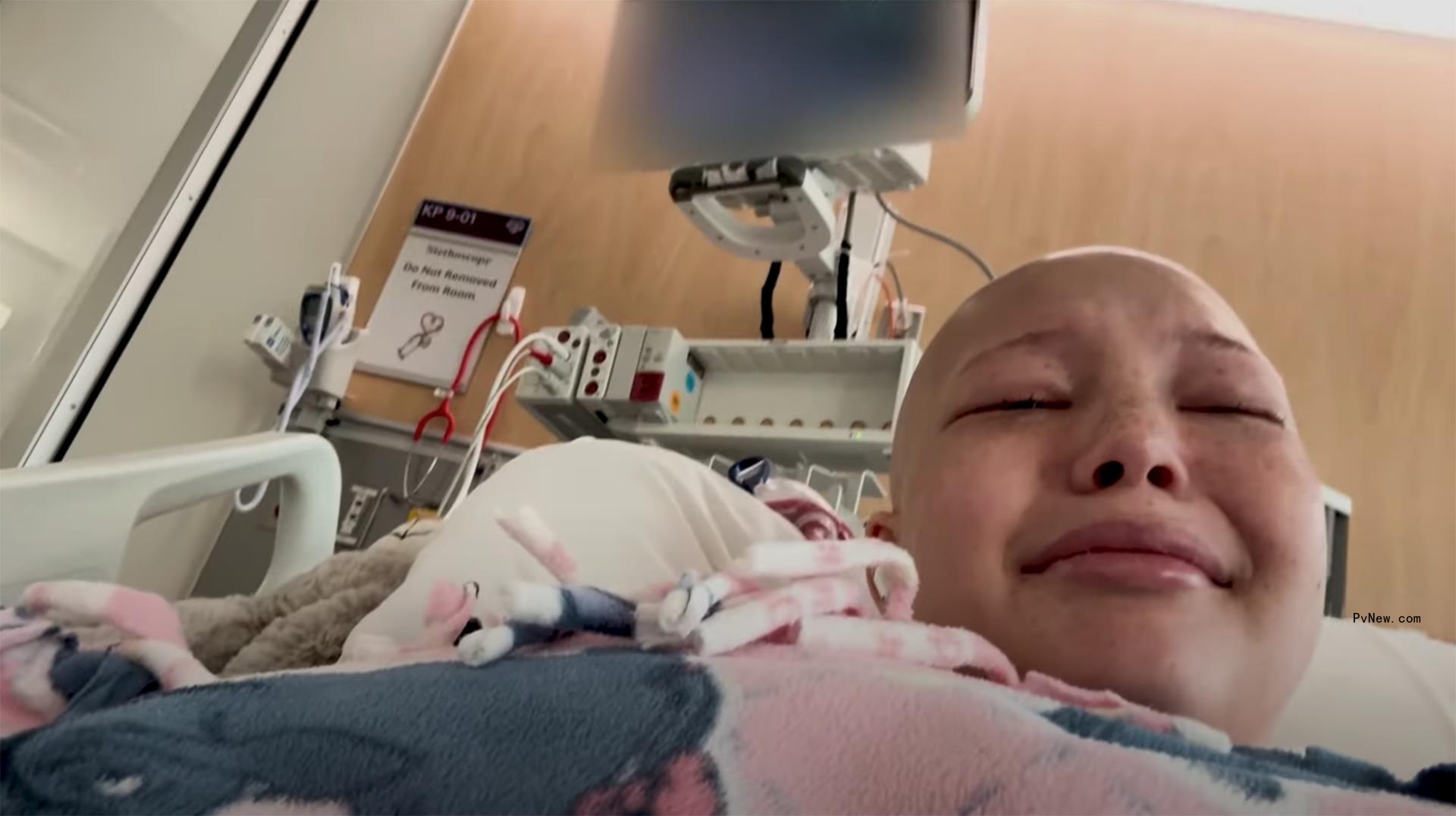 Isabella Strahan crying in a hospital bed.