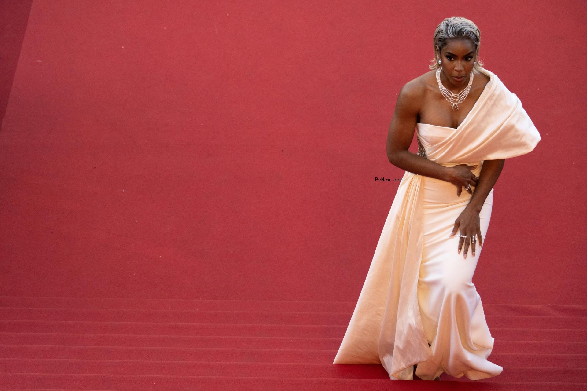 Kelly Rowland Cannes red carpet