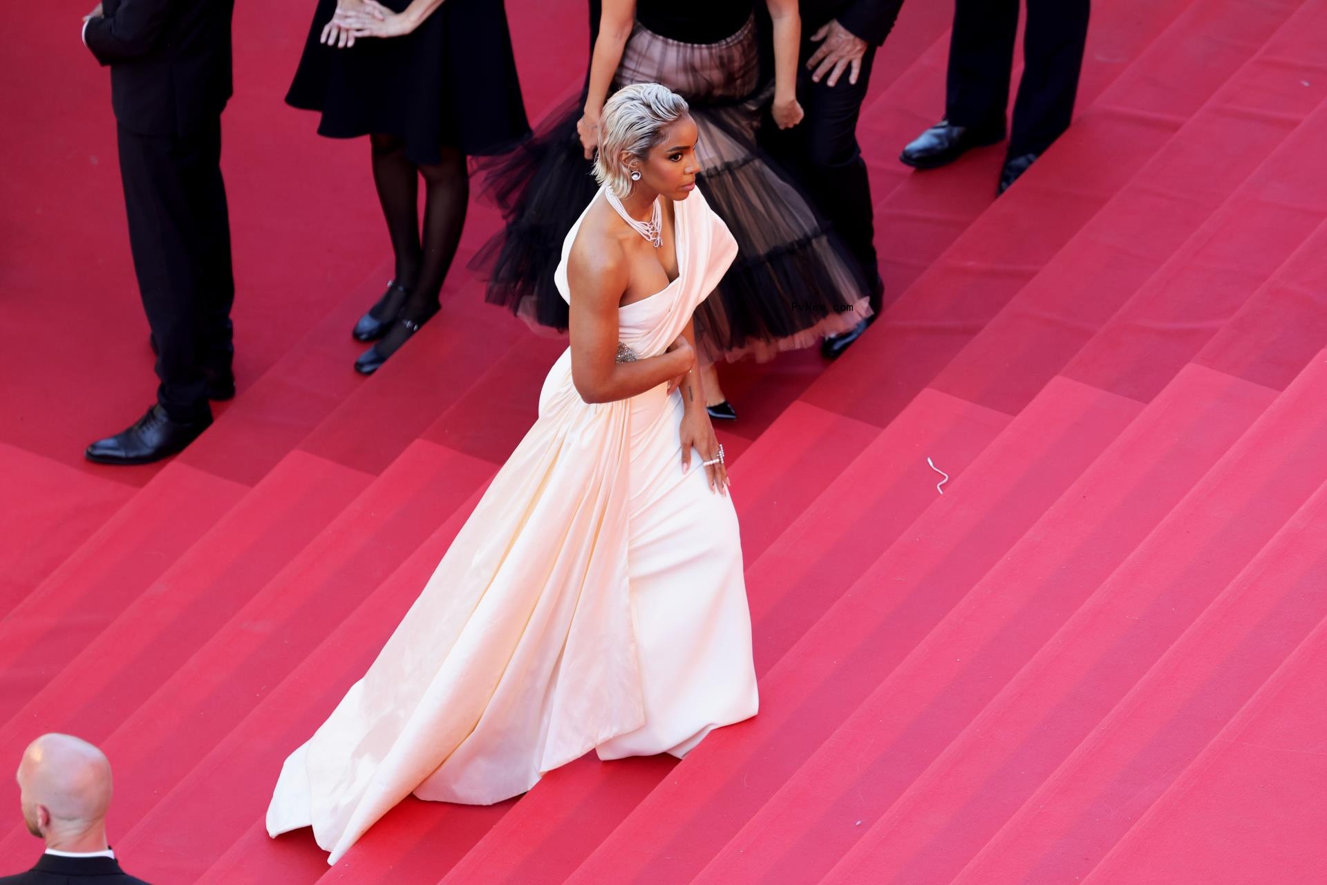 Kelly Rowland Cannes red carpet