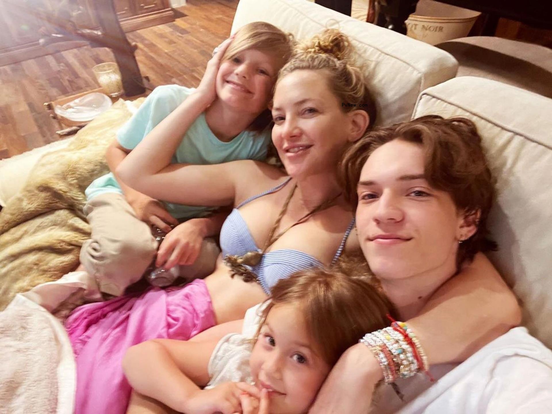 A selfie of Kate Hudson with her kids