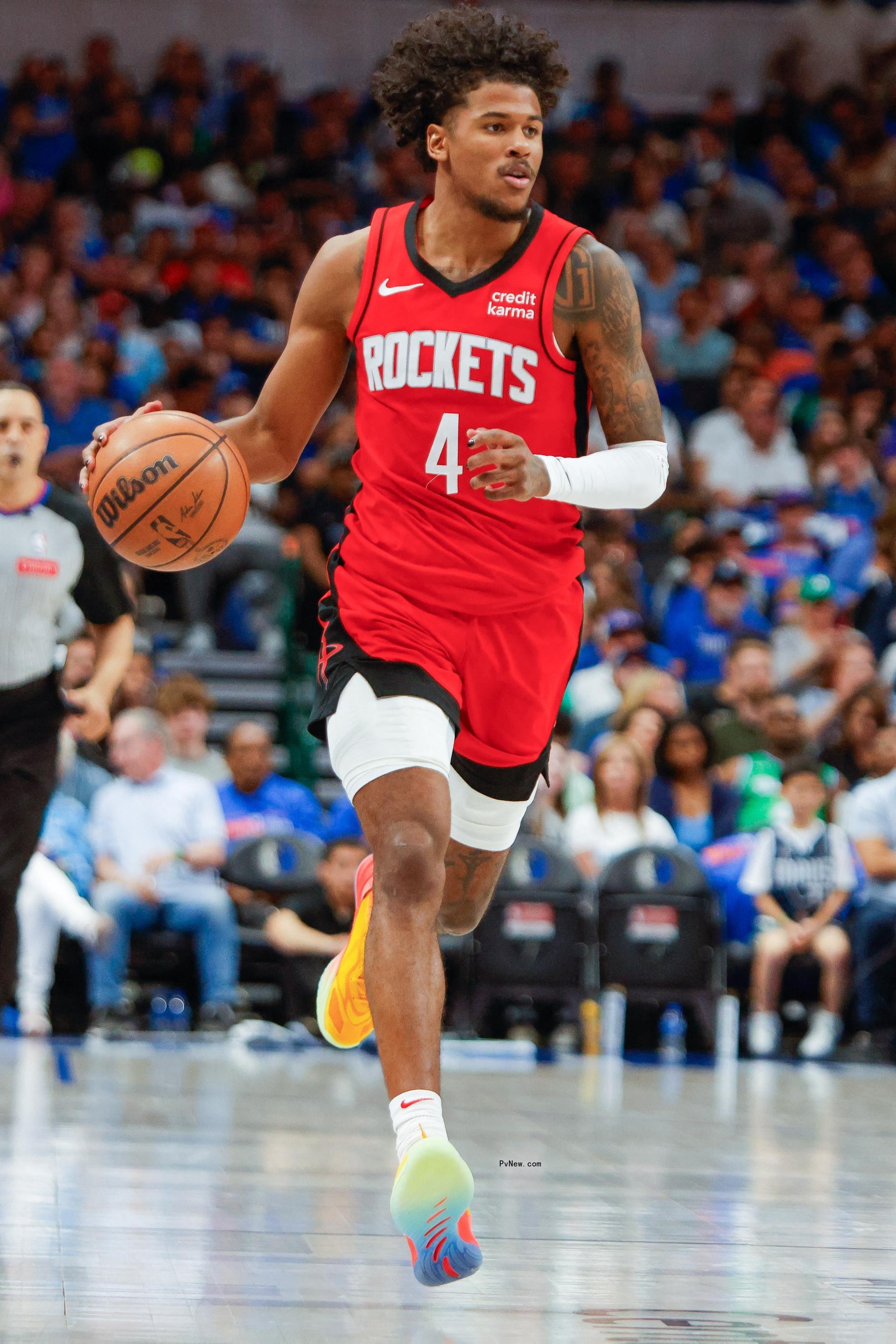 Jalen Green playing basketball.