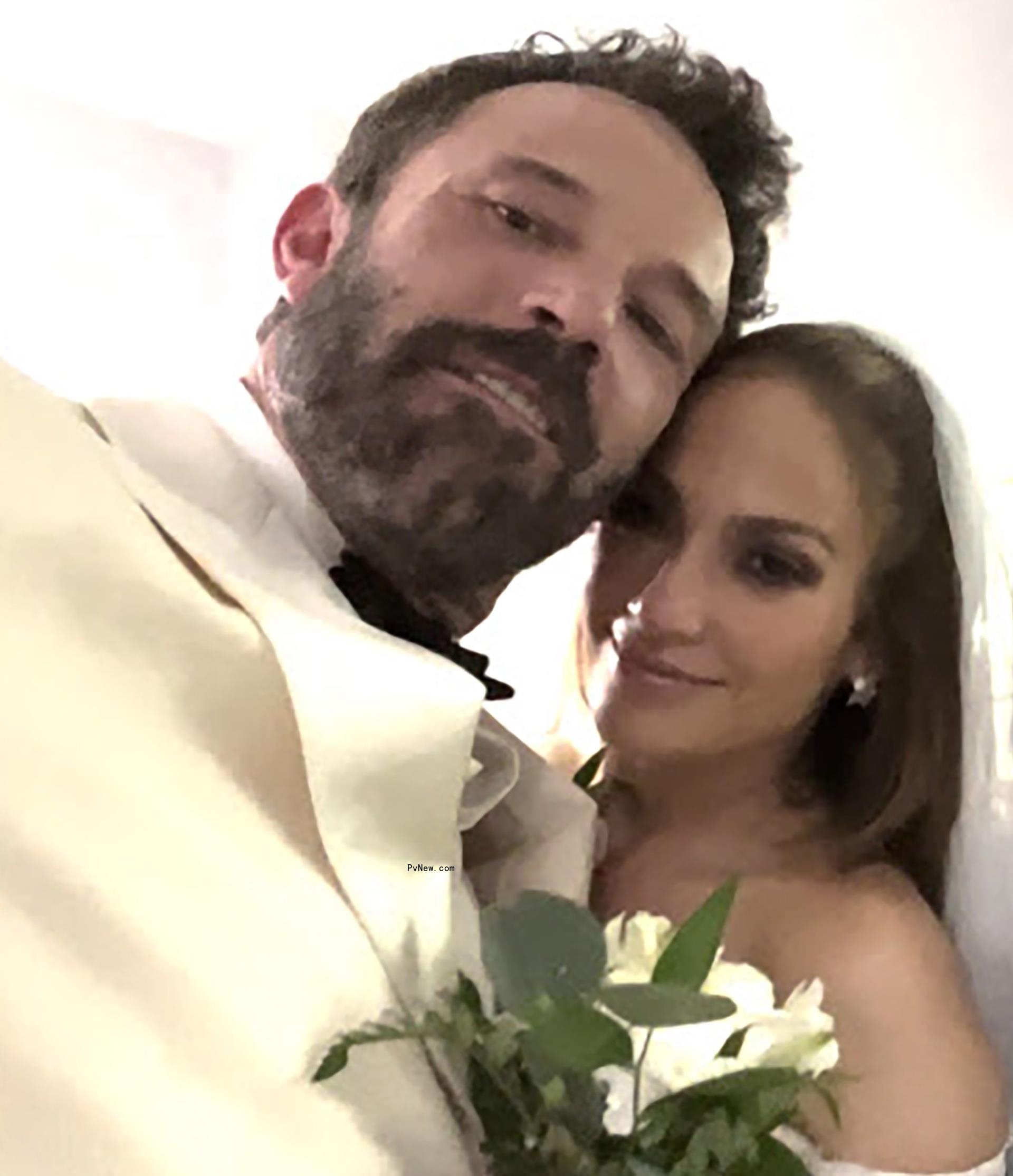 Ben Affleck uses sweater to hide ring finger from paps amid Jennifer Lopez marital woes