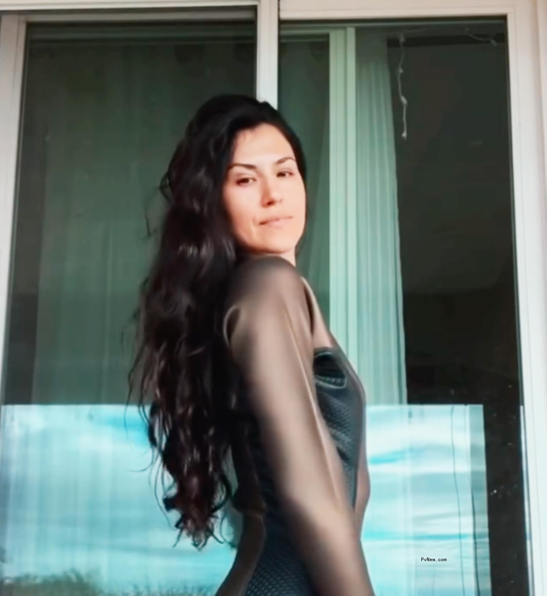 Kelly Yazdi posing.
