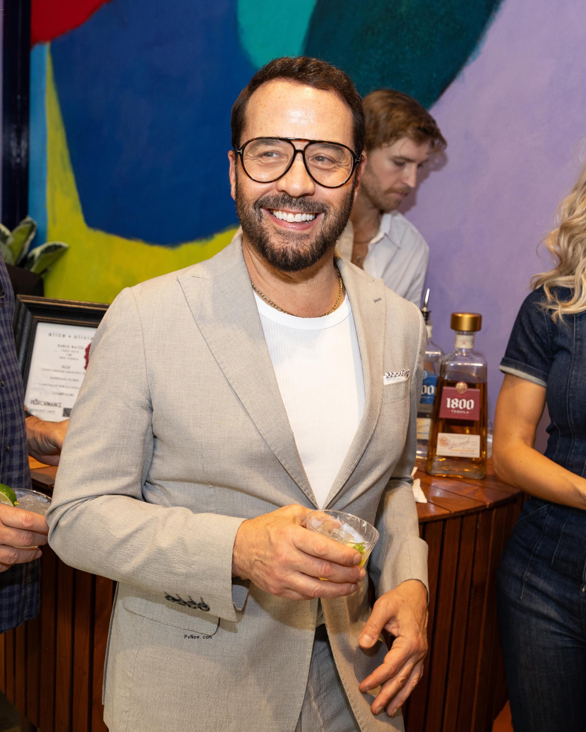 Jeremy Piven.