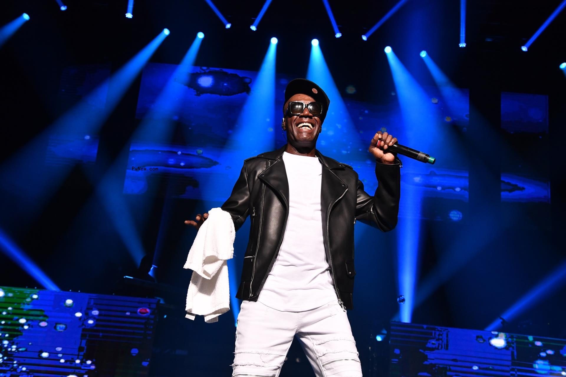 Aaron Hall performing.