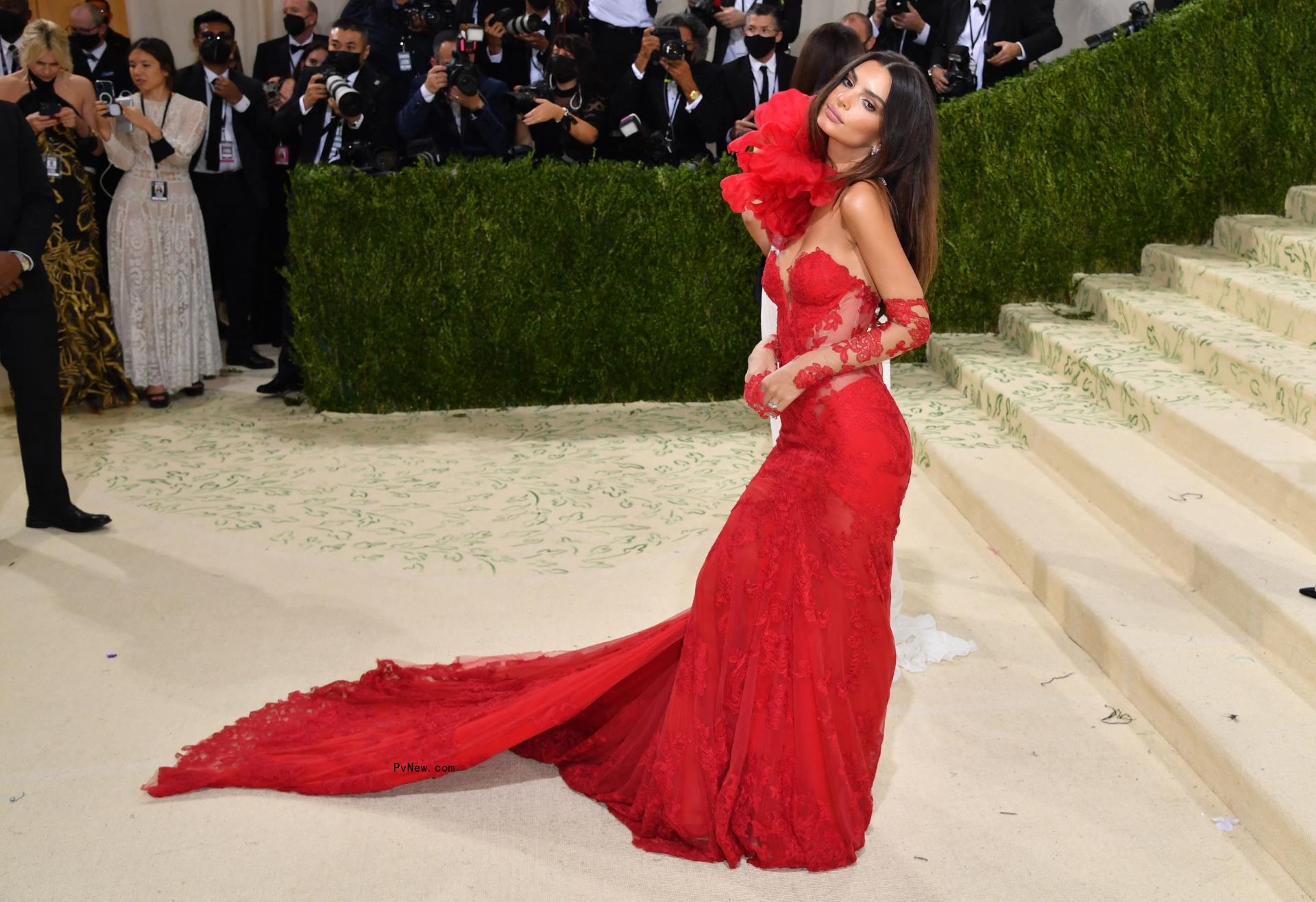 Emily Ratajkowski arrives for the 2021 Met Gala