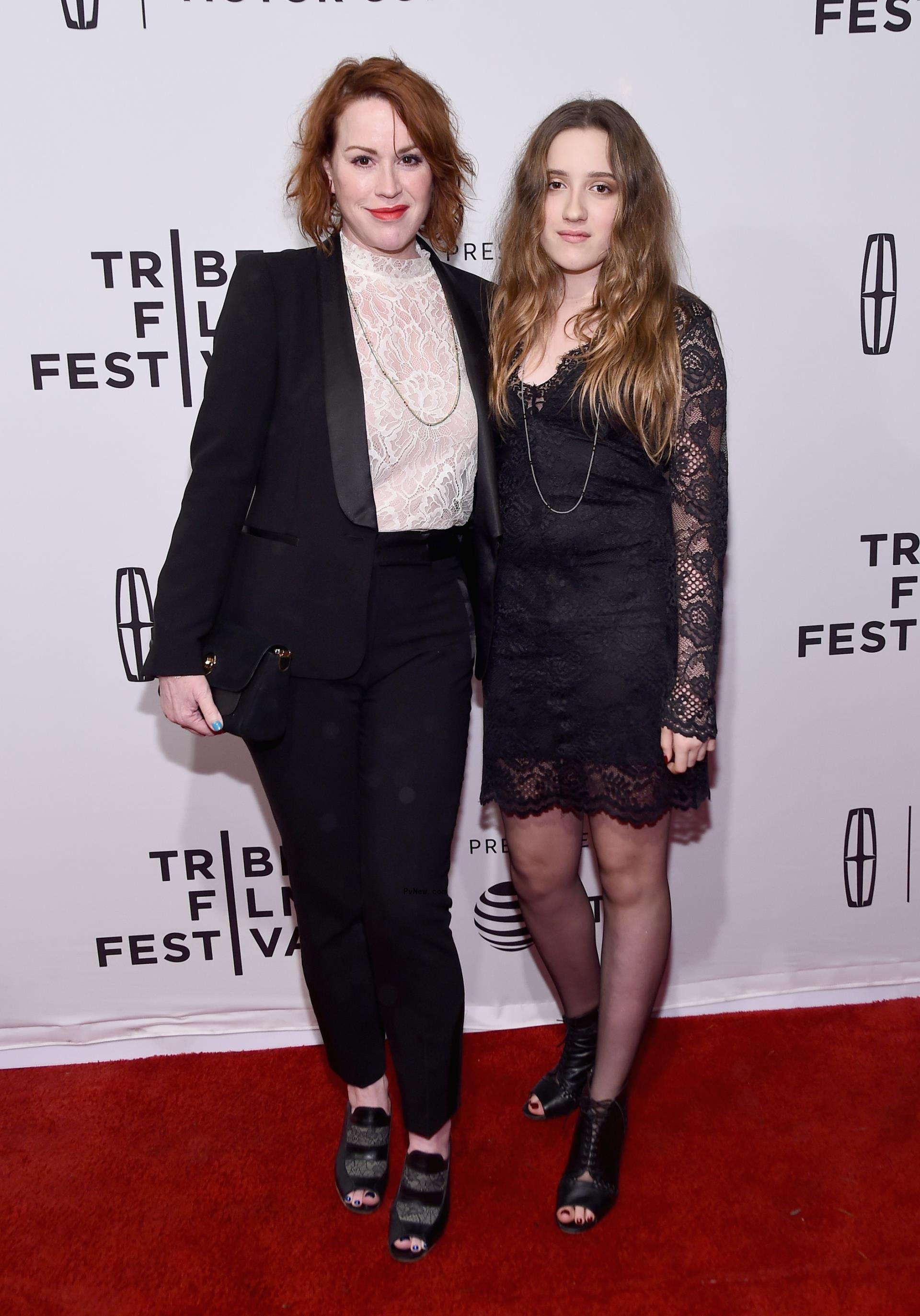 Molly Ringwald posing with her daughter on a red carpet.