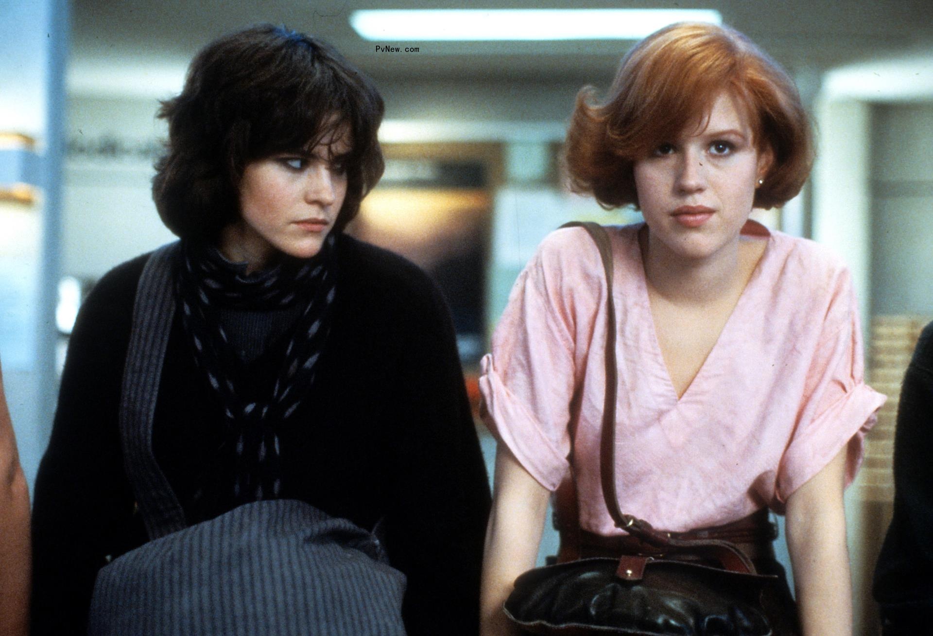 Ally Sheedy and Molly Ringwald in a scene from
