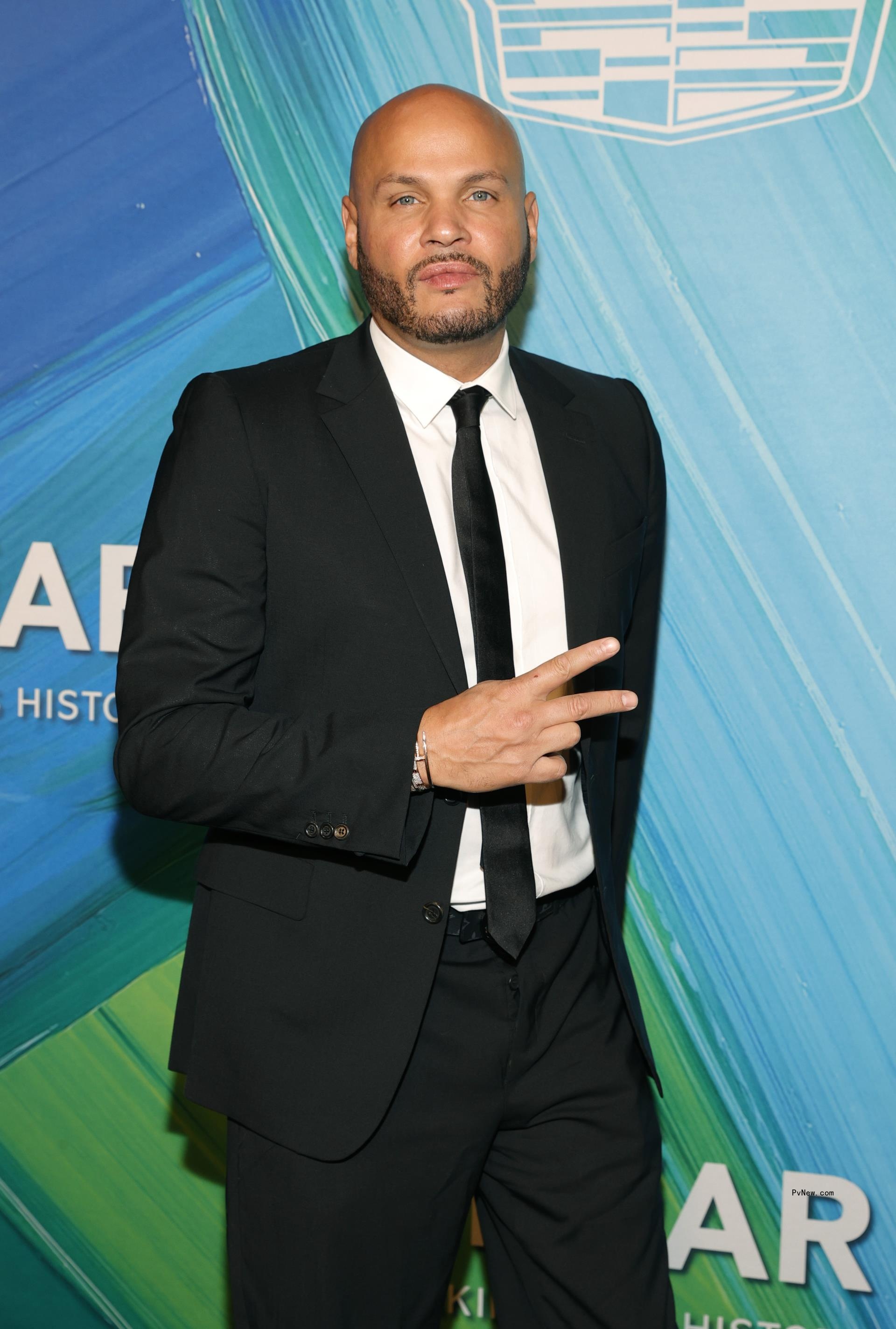 stephen belafo<i></i>nte peace sign