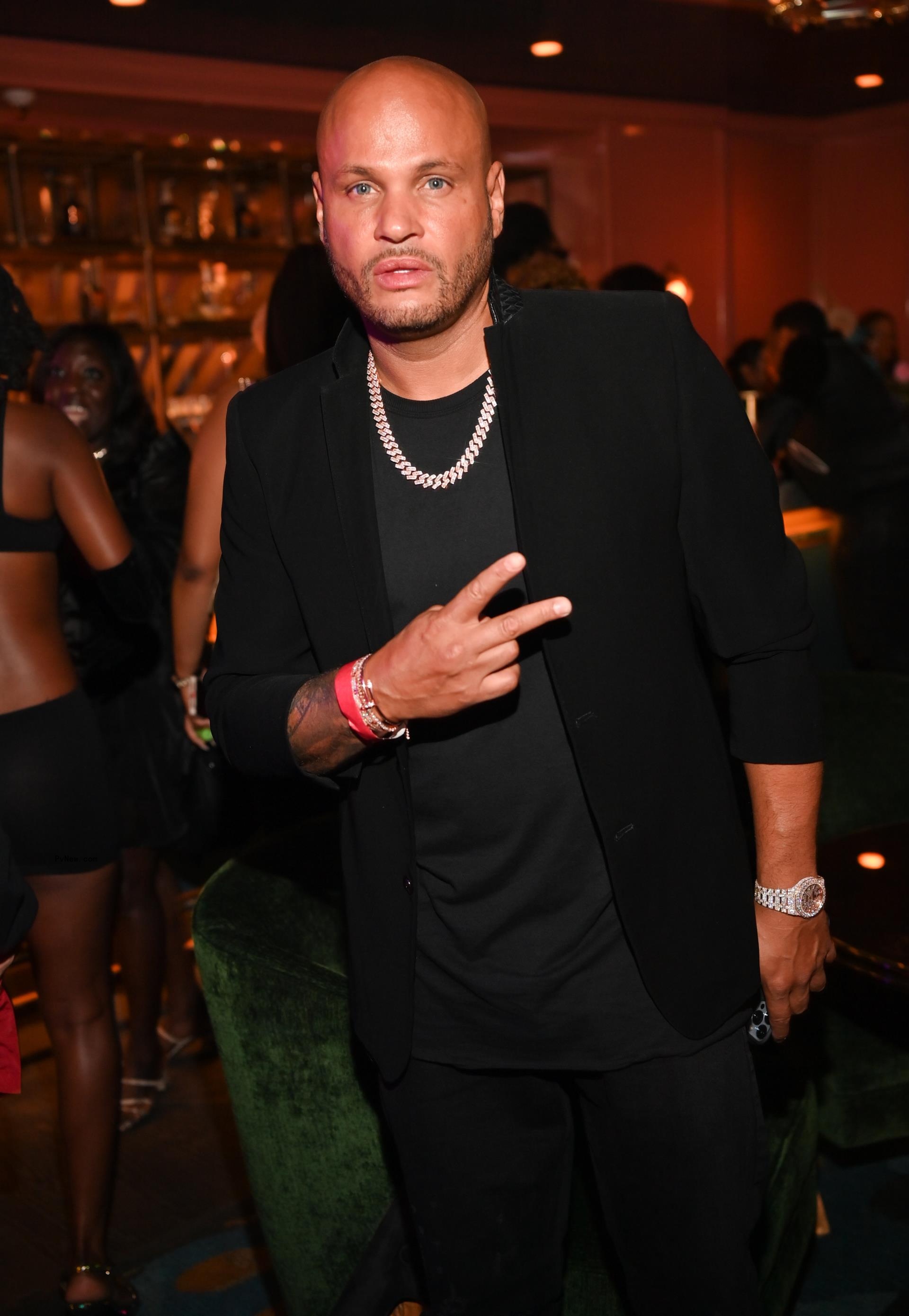 stephen belafo<i></i>nte giving a peace sign