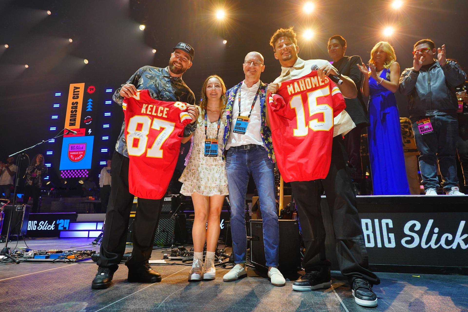 Travis Kelce (L) and Patrick Mahomes (R) pose o<i></i>nstage with do<i></i>nors Katherine Schell and Brian Schell