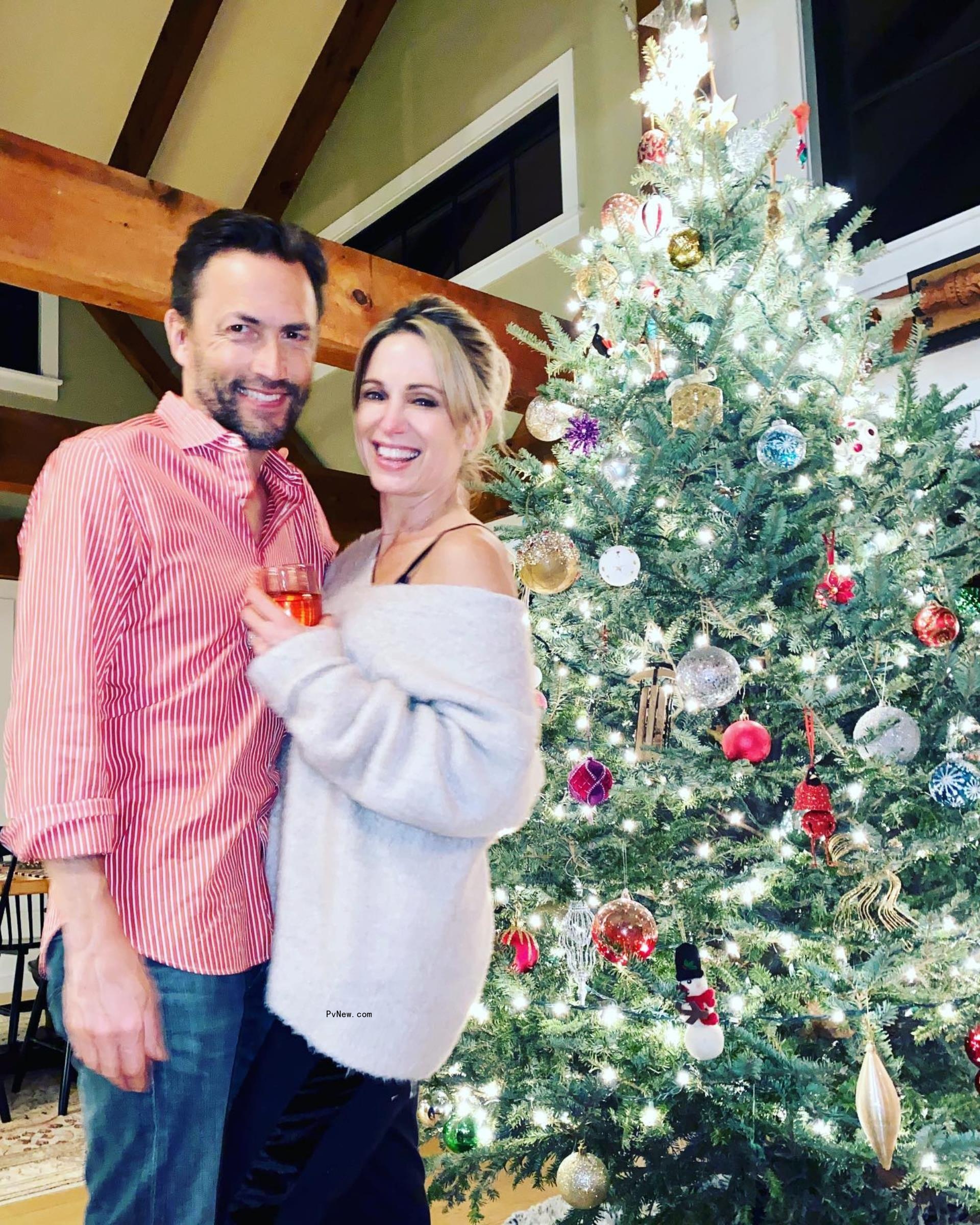 Amy Robach and Andrew Shue posing together