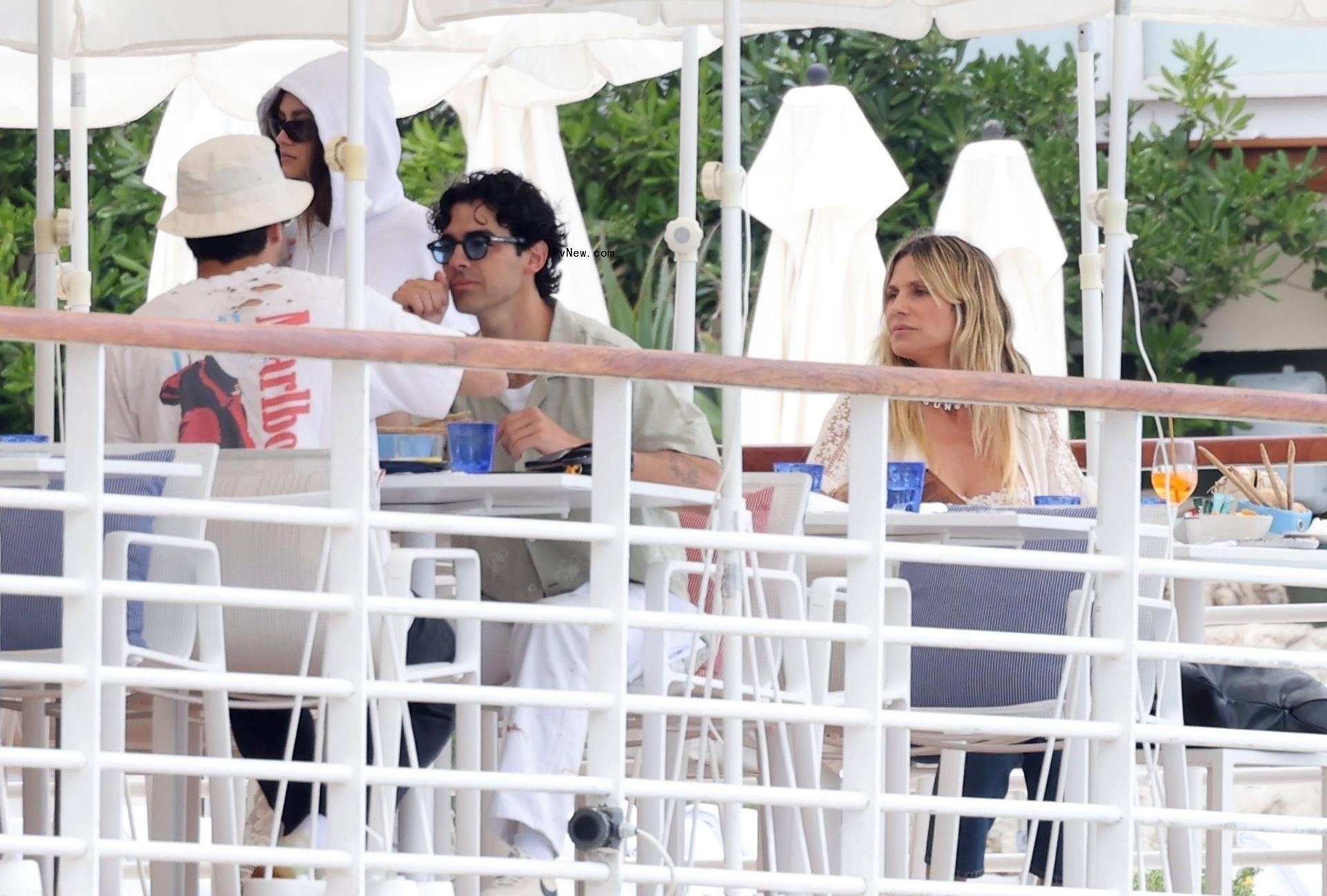Heidi Klum dines with Demi Moore, Joe Jo<i></i>nas and Kevin Jonas.