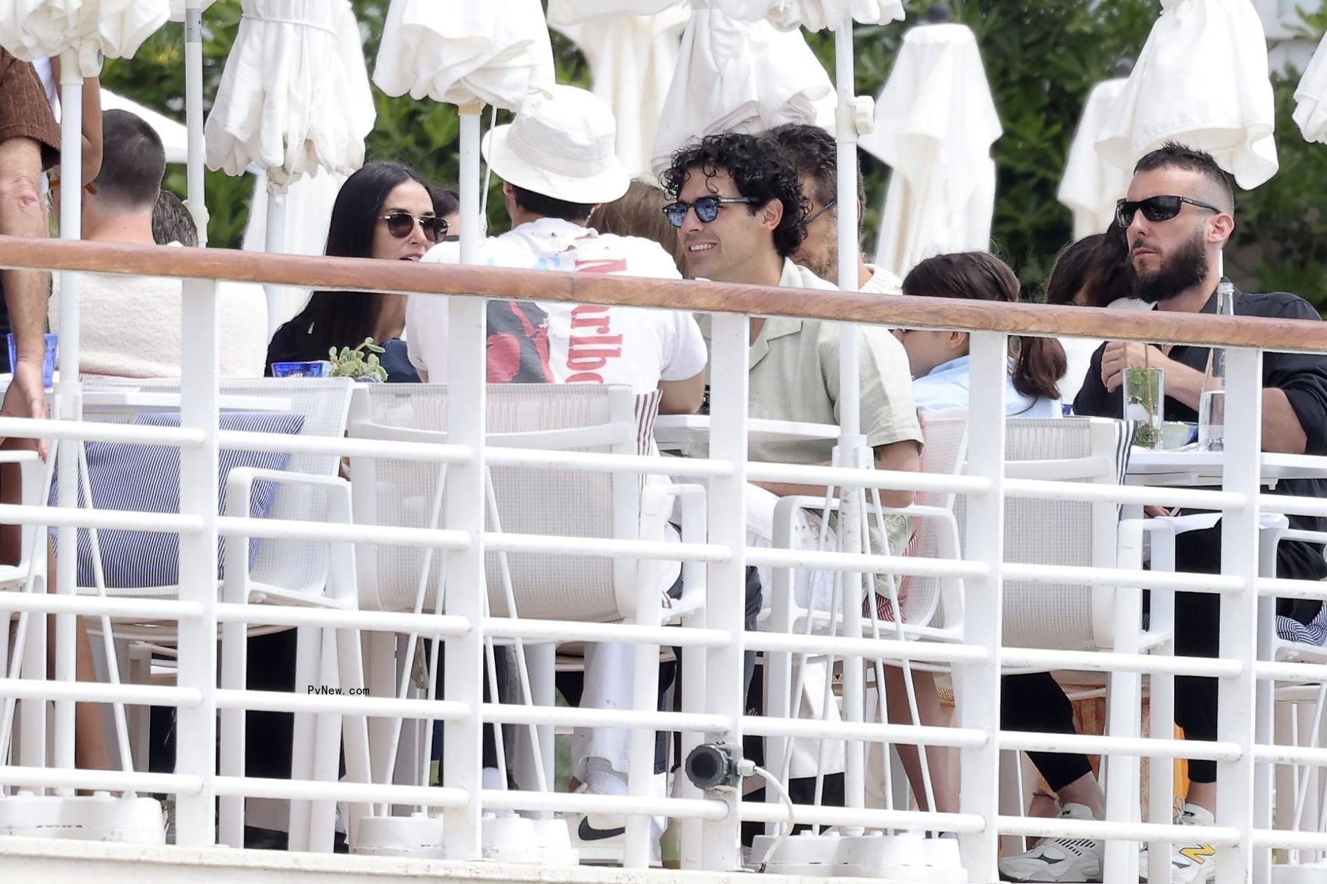 Demi Moore has lunch with Kevin Jo<i></i>nas and Joe Jonas.