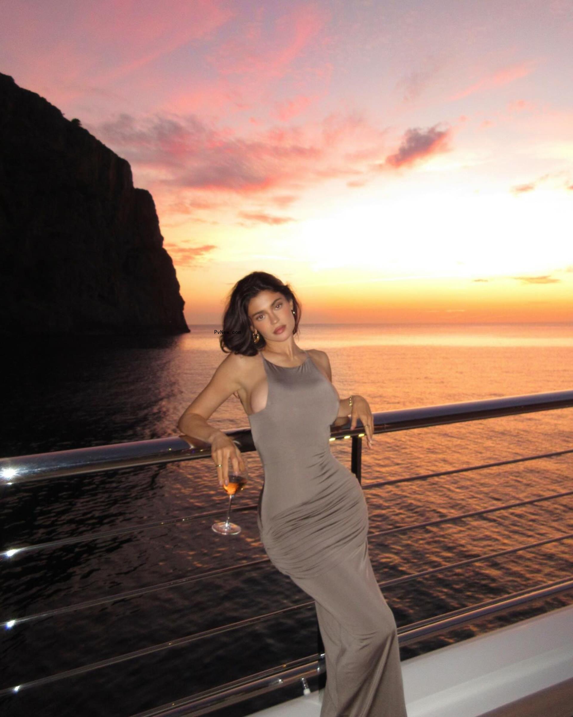 Kylie Jenner wears a brown dress Mallorca vacation