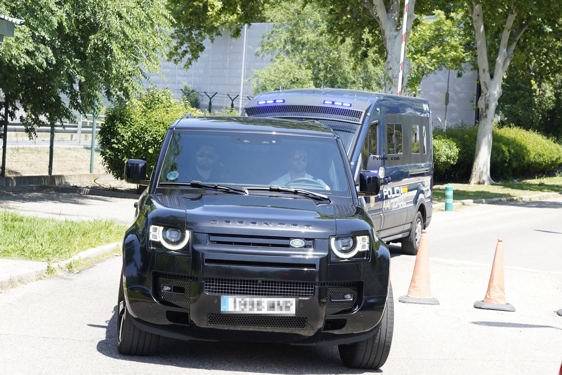 The entourage accompanying Taylor Swift as she leaves the airport