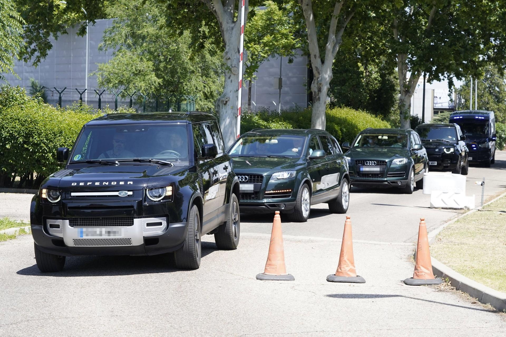 The entourage accompanying Taylor Swift as she leaves the airport