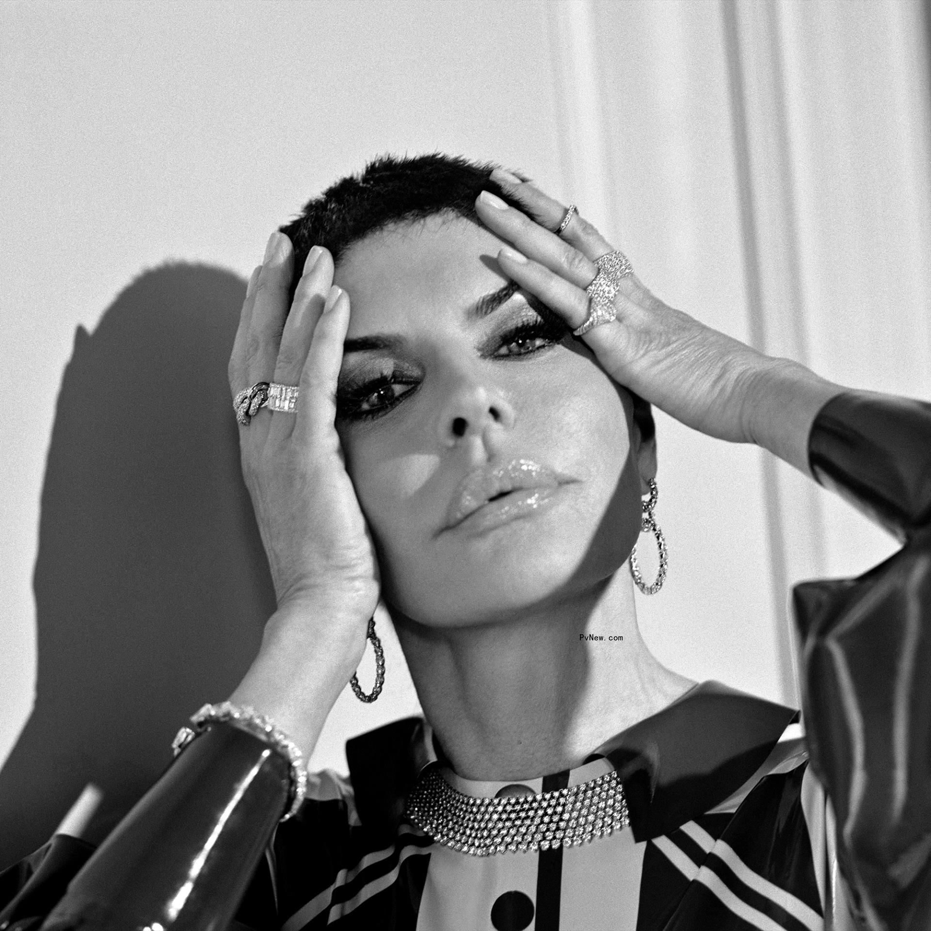 Lisa Rinna wearing jewelry