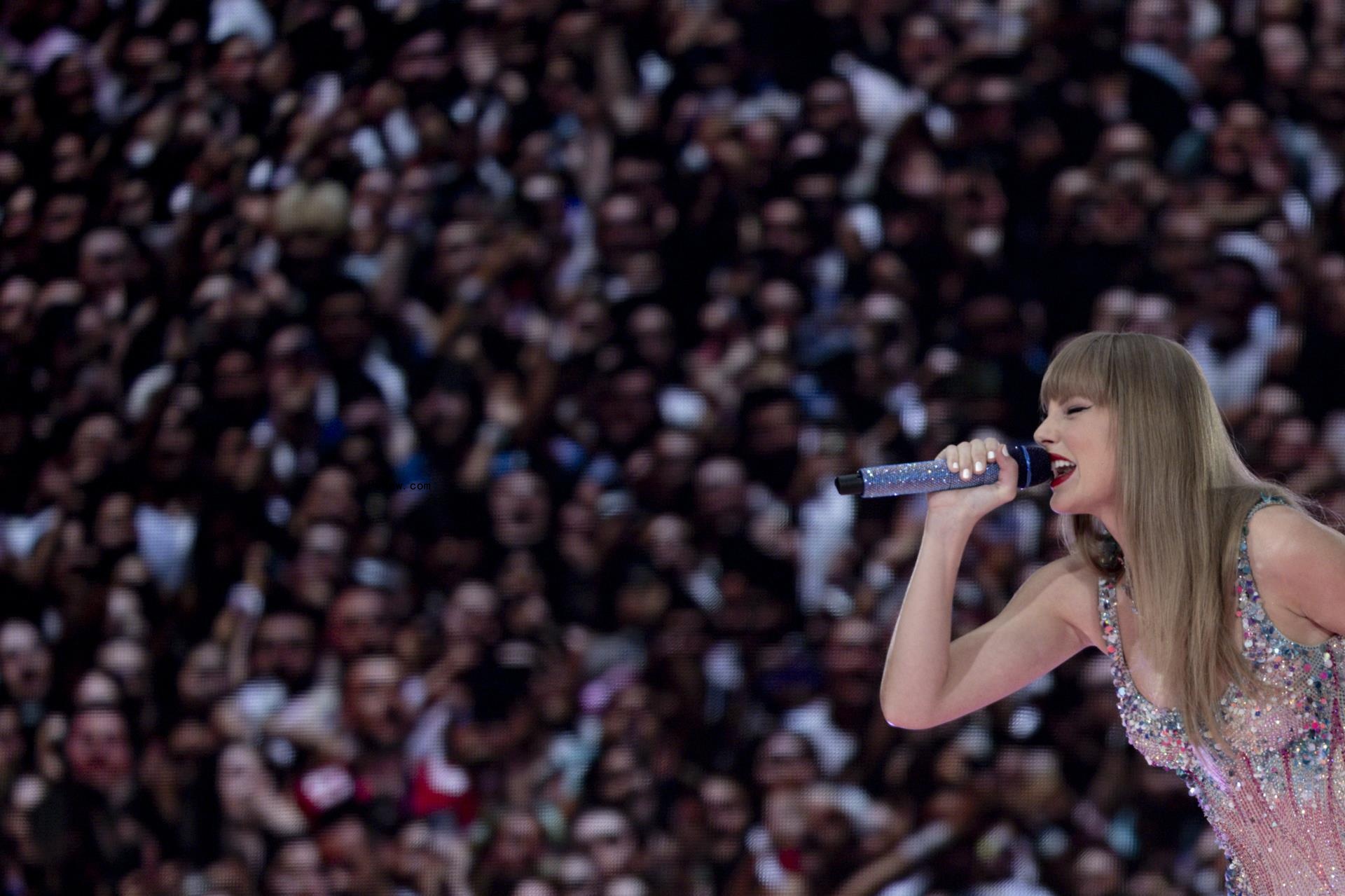 Taylor Swift performing.