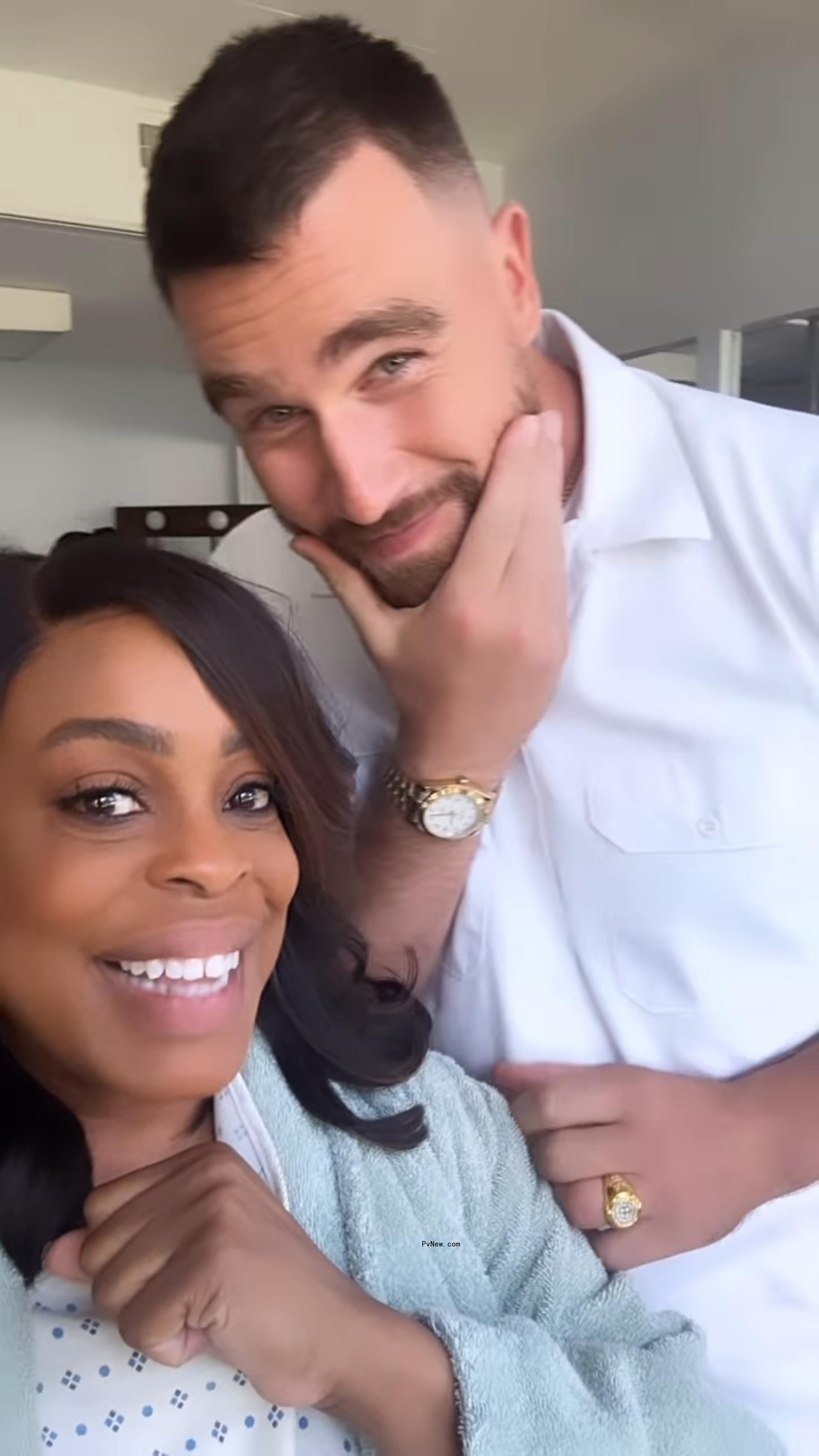 A selfie of Niecy Nash and Travis Kelce
