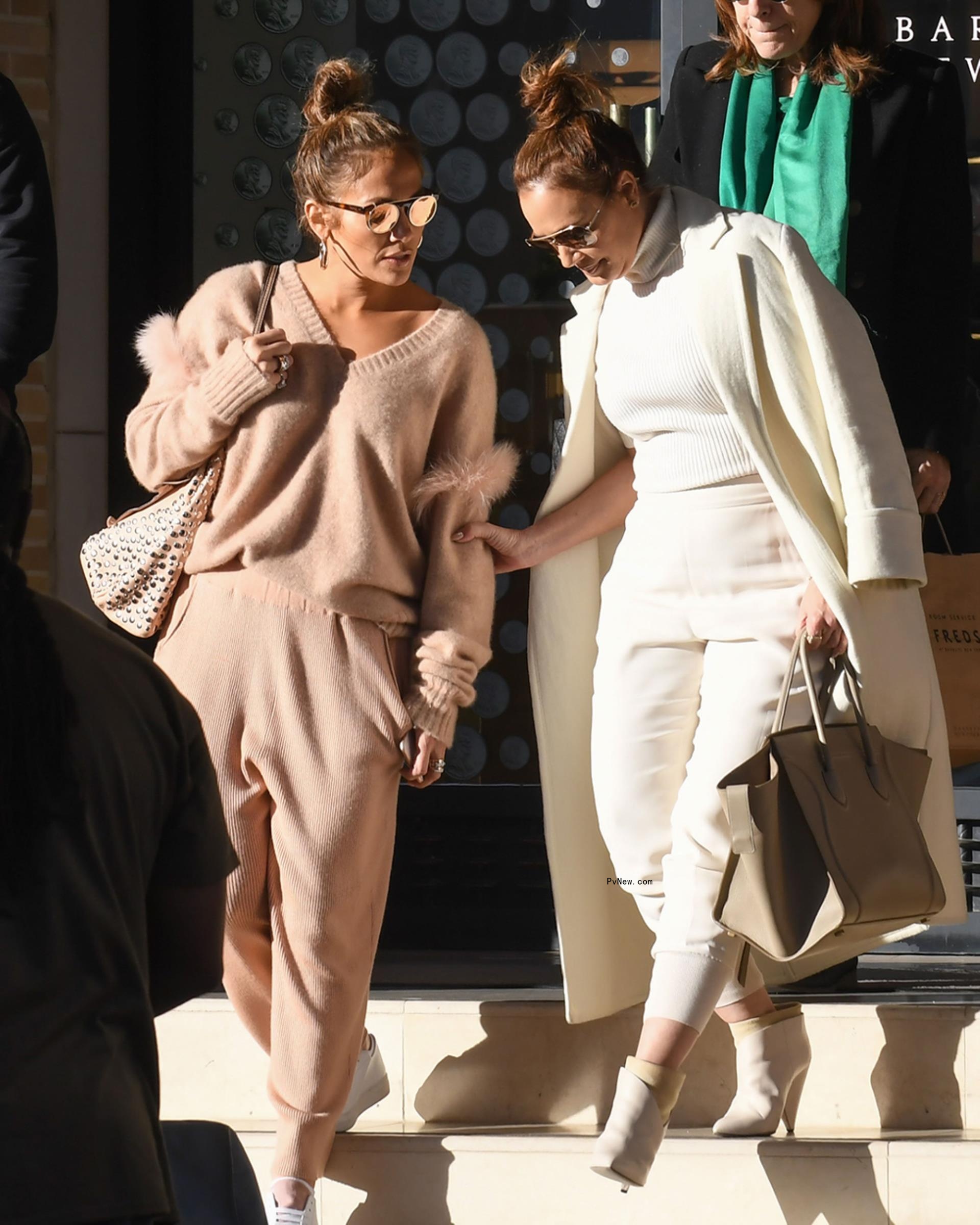 Jennifer Lopez and Leah Remini