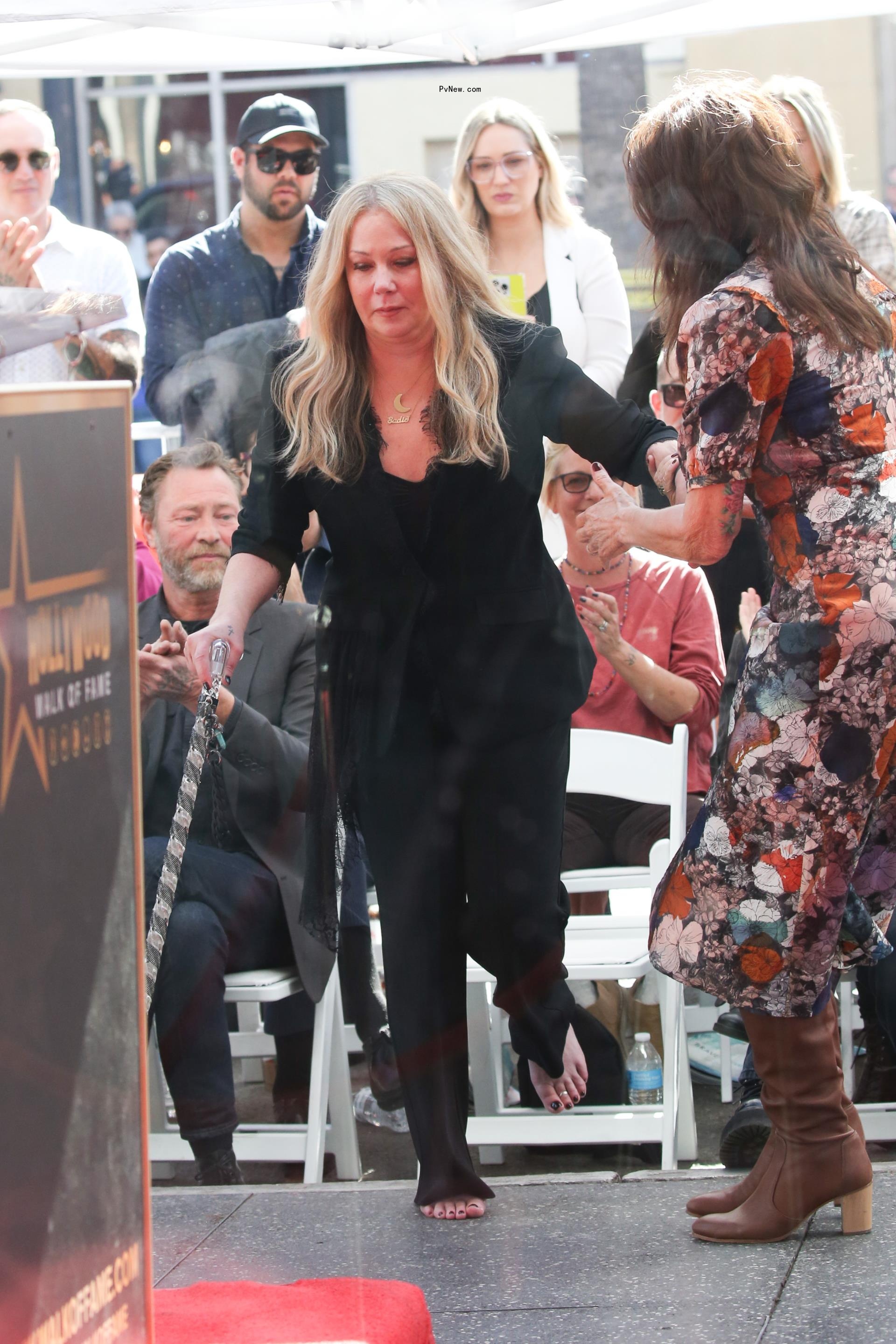 christina applegate walking with a cane