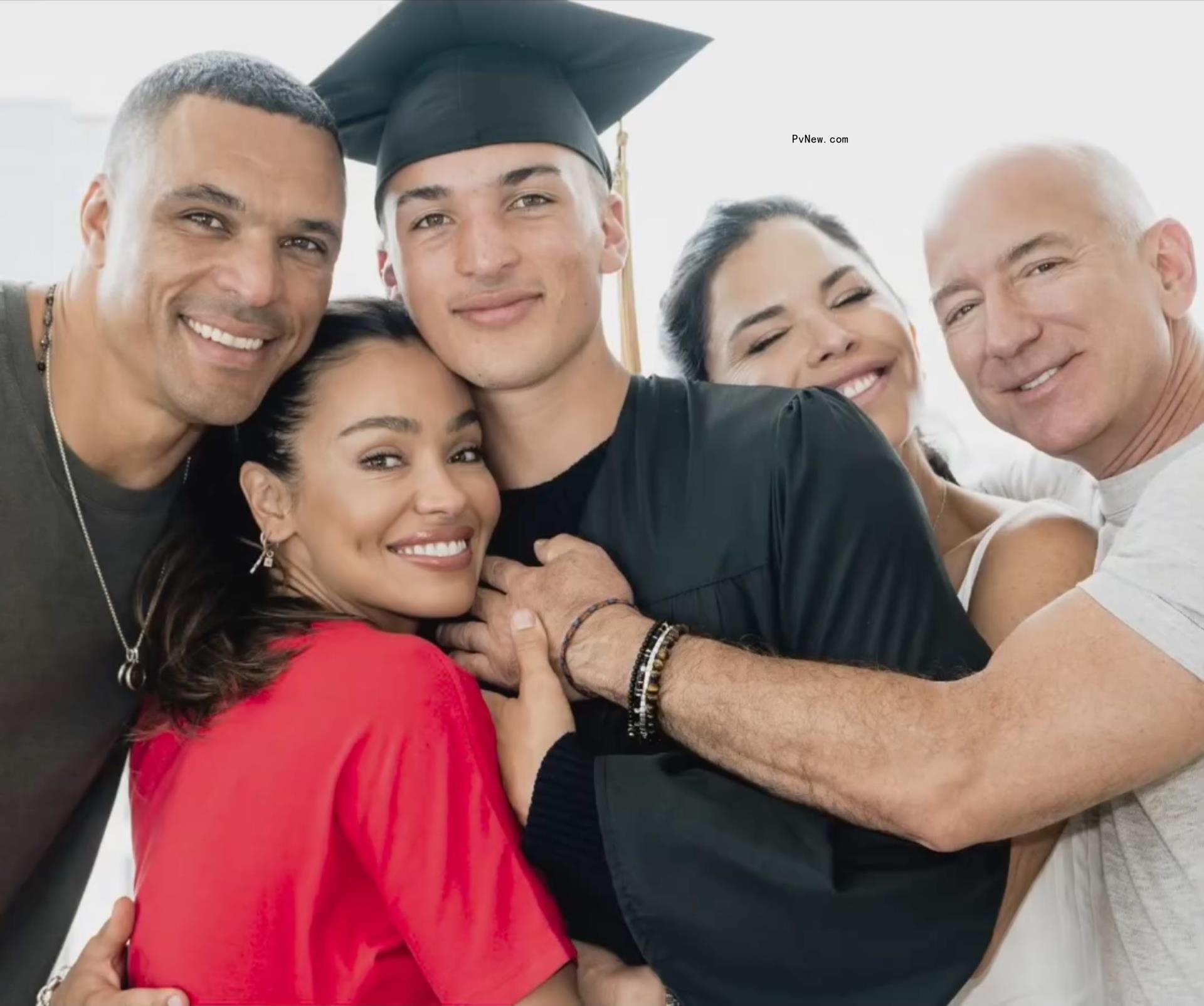 Lauren Sánchez, Jeff Bezos, Tony González and son