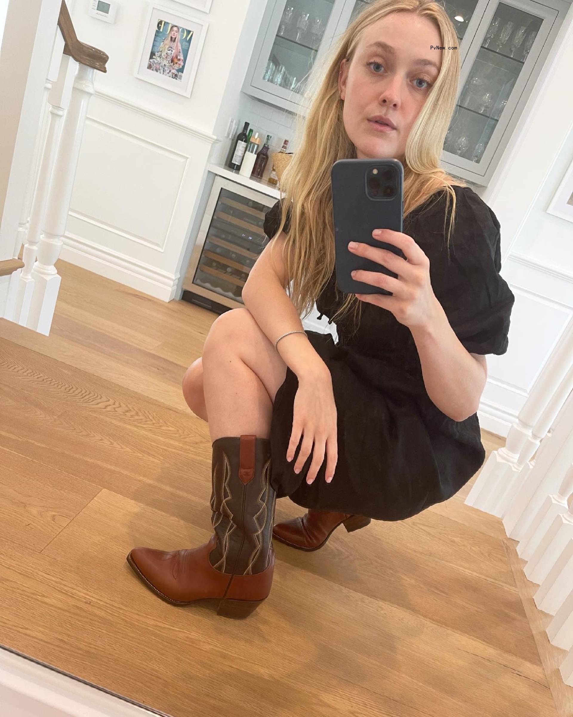 Dakota Fanning in a mirror selfie.