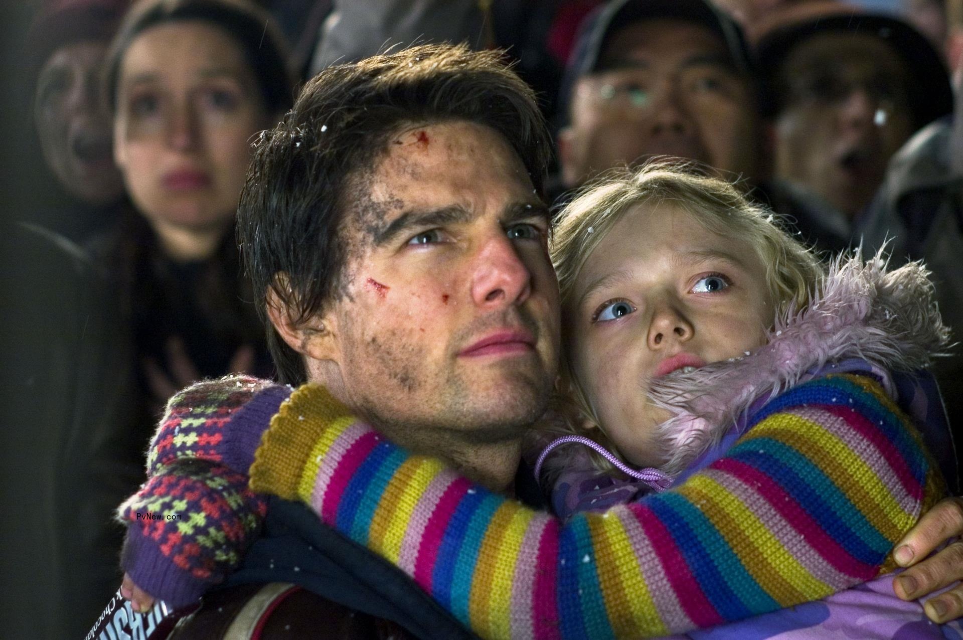 Tom Cruise and Dakota Fanning in