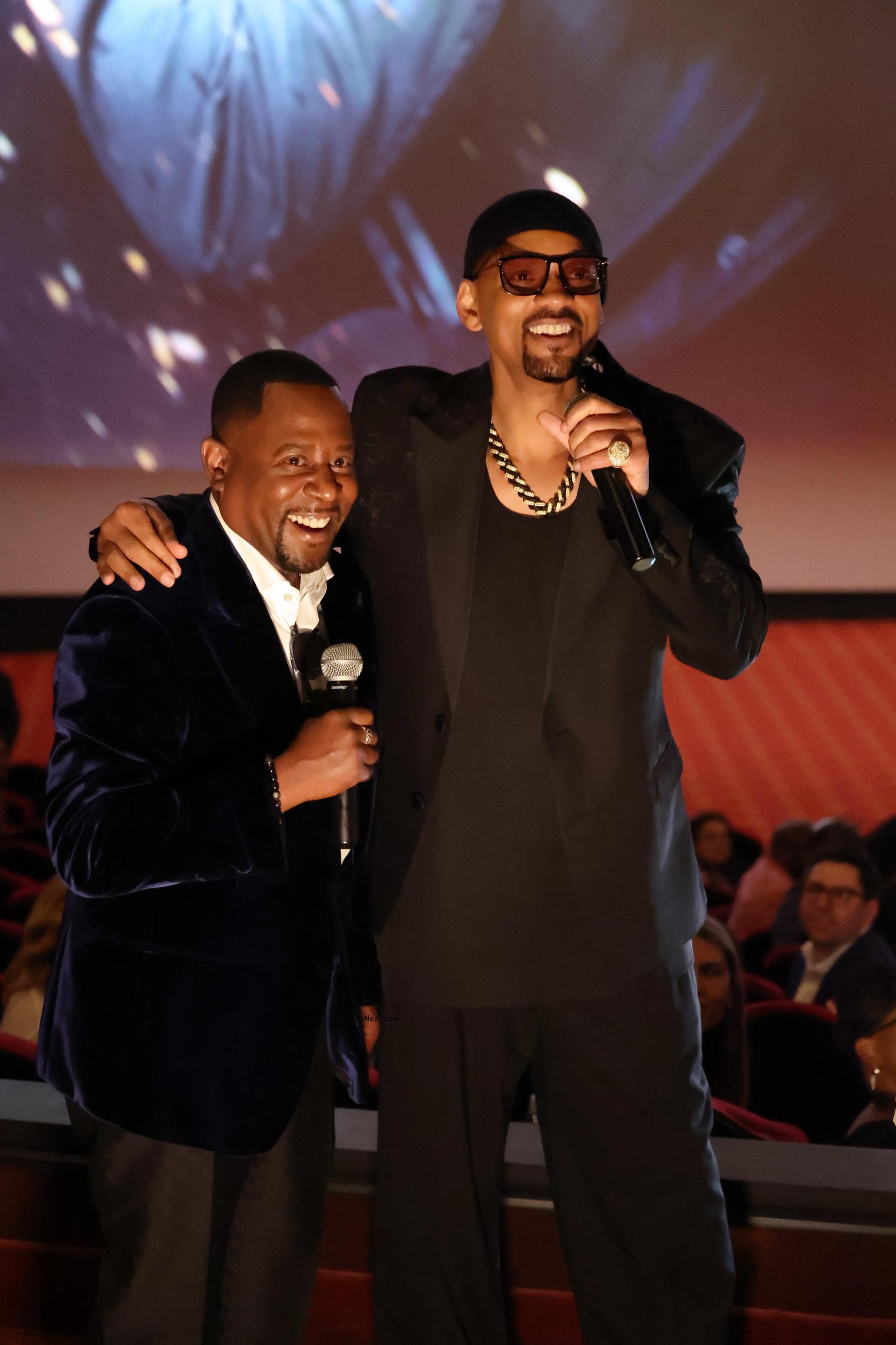 will smith and martin lawrence with their arms wrapped around each other