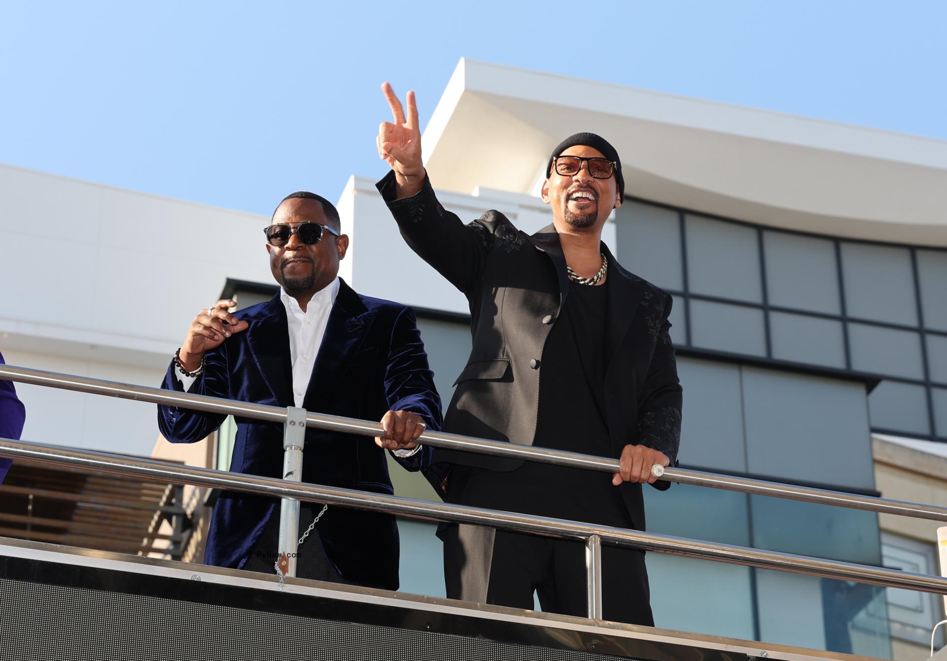 will smith and martin lawrence waving to fans