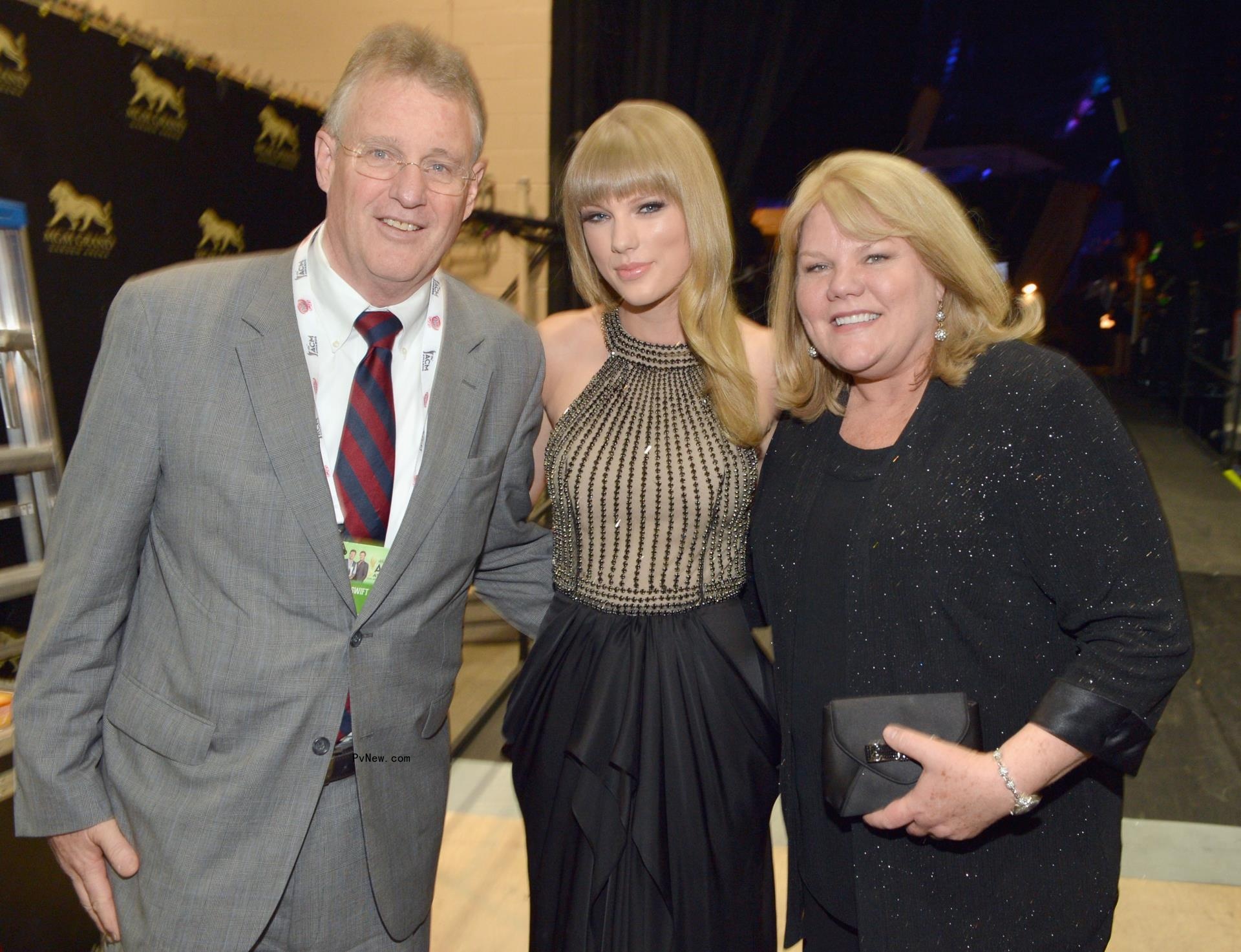 Taylor Swift with her parents.